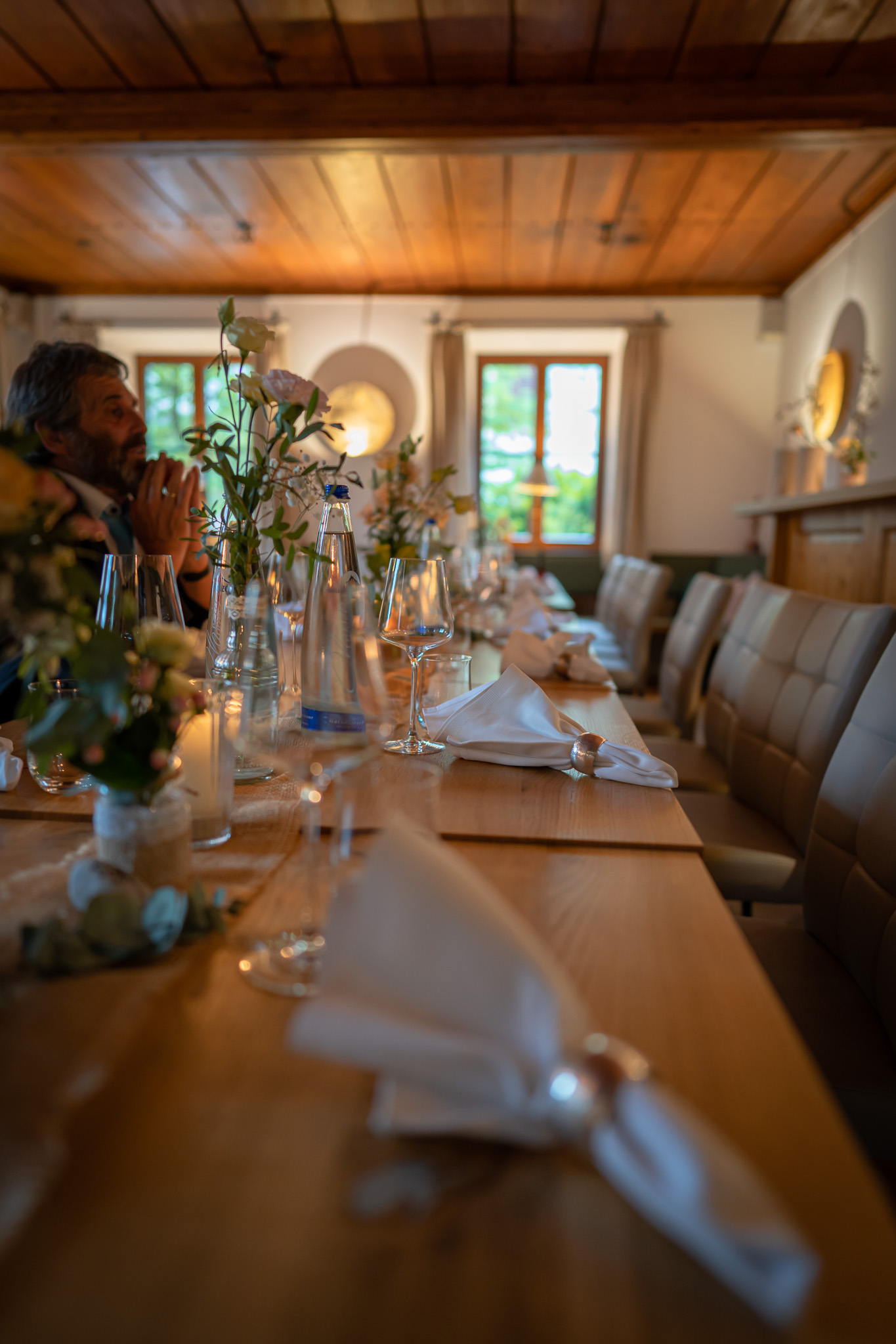 Hochzeitstafel mit Blumen und Kerzen im Landgasthof Angermühle