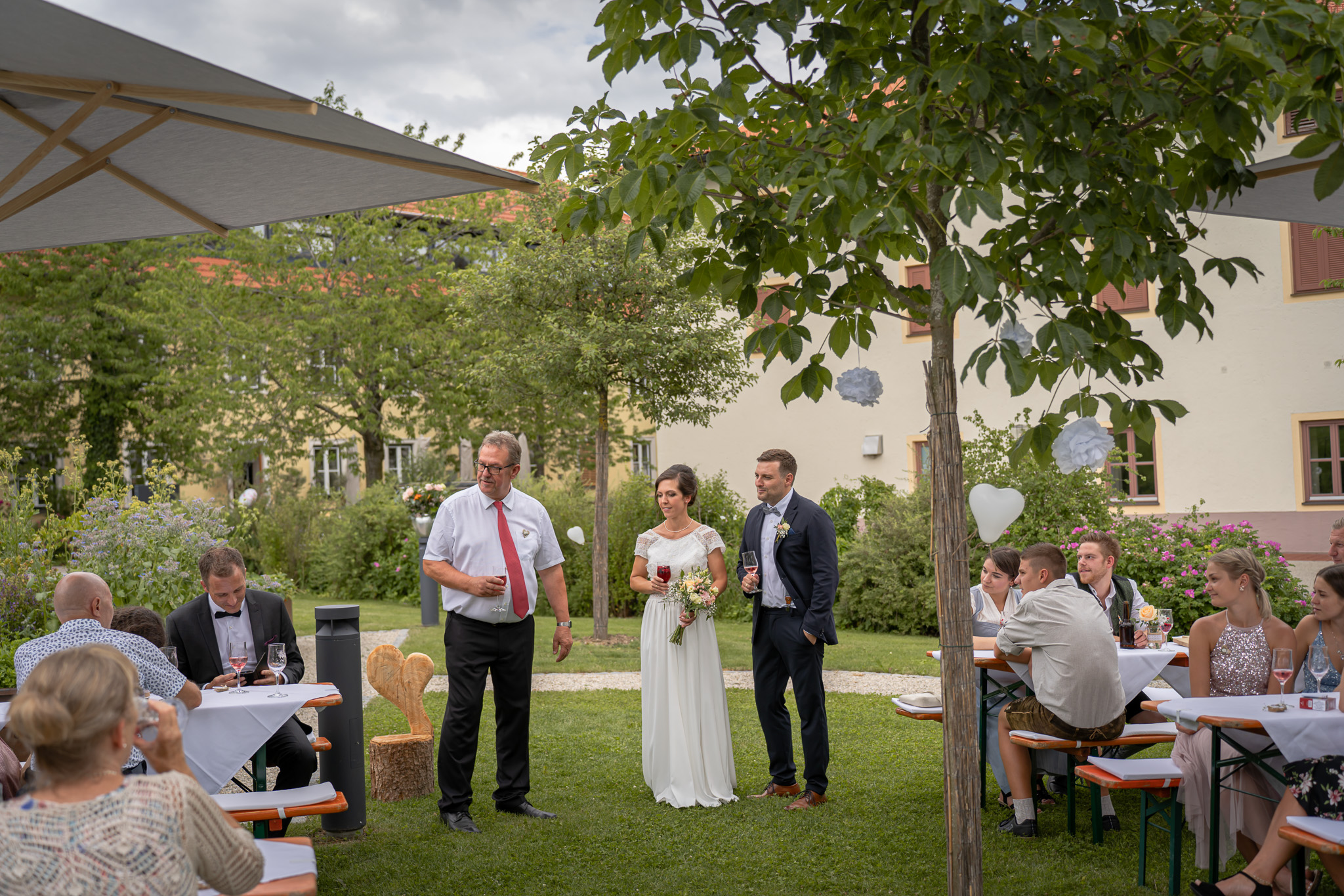 Rede im Garten bei einer Hochzeit im Landgasthof Angermühle
