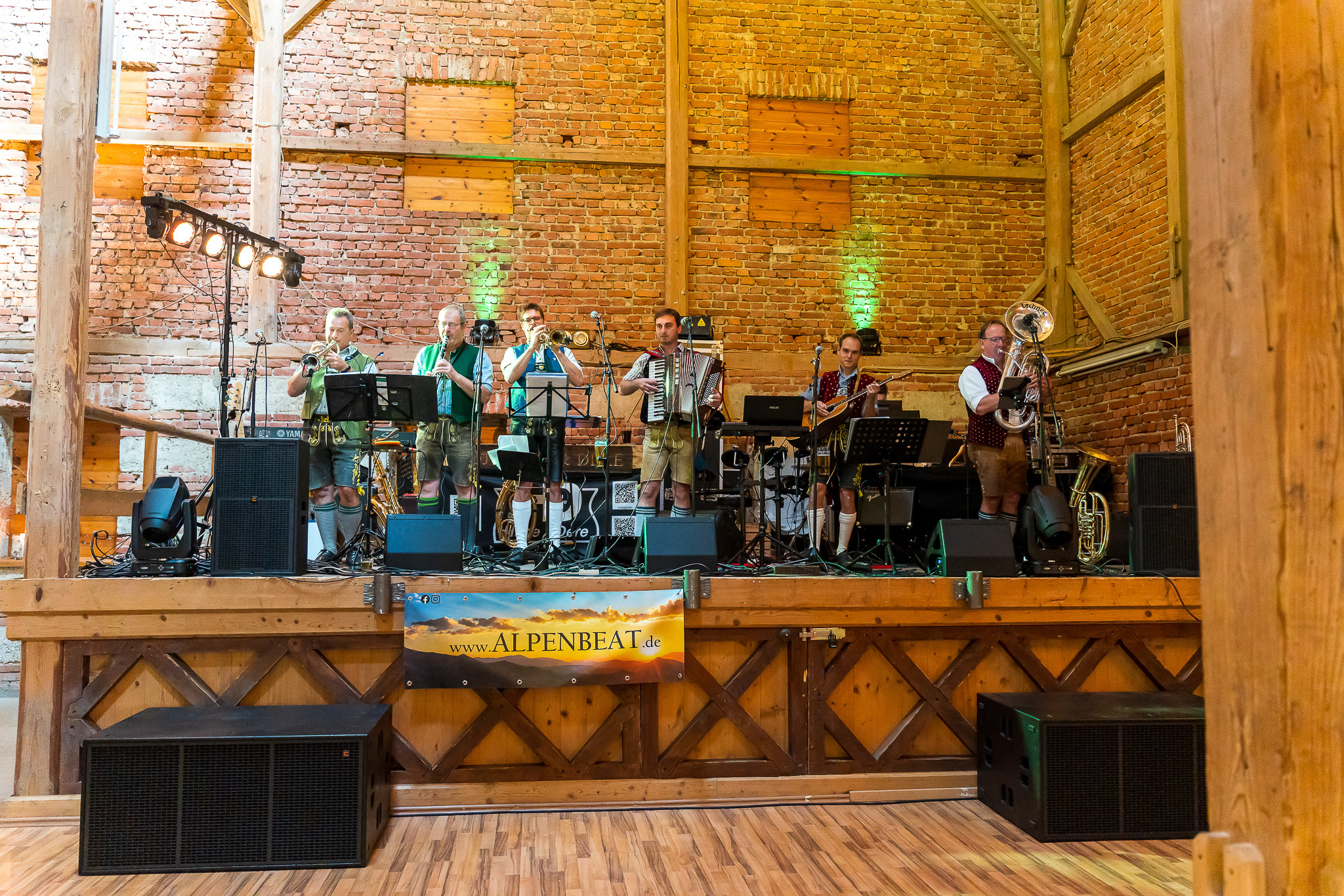 Live-Band auf der Bühne im Festsaal des Landgasthofs Purkering