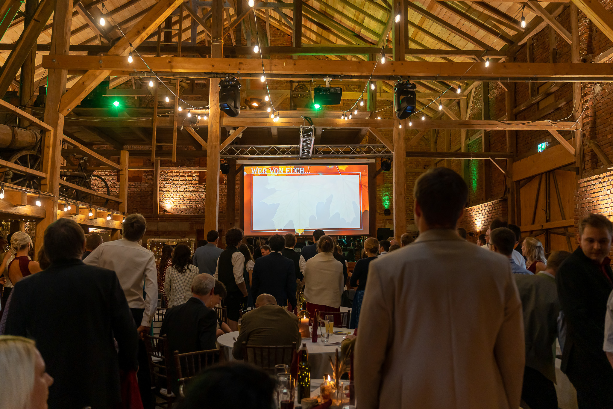Brautpaar inmitten seiner Gäste bei der Hochzeit im Landgasthof Purkering