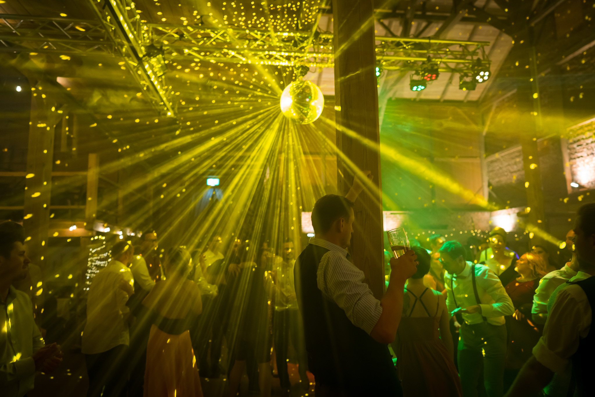 Lichtshow mit Discokugel über der Tanzfläche in Purkering