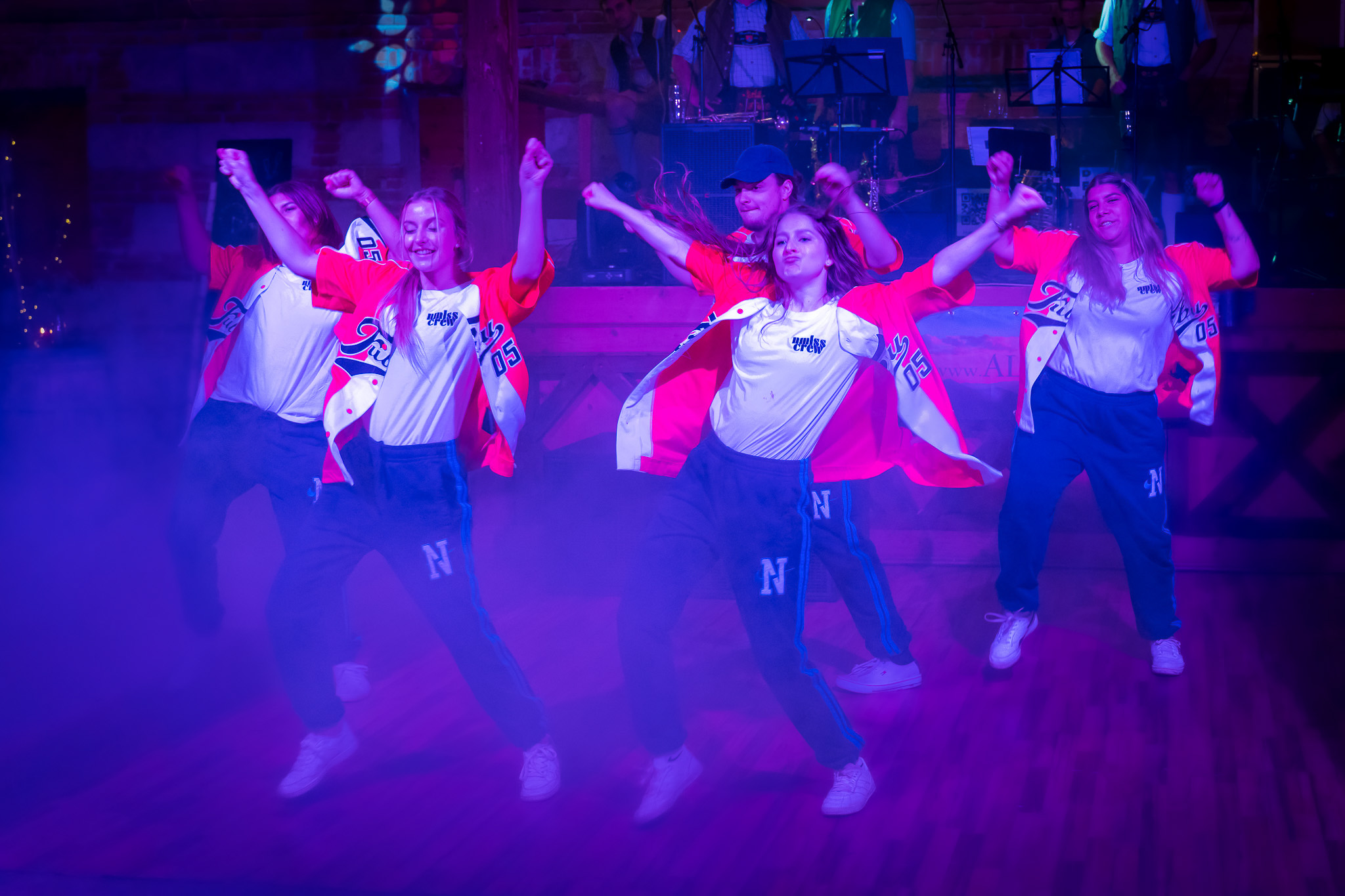Tanzgruppe beim Abendprogramm einer Hochzeit im Festsaal Purkering