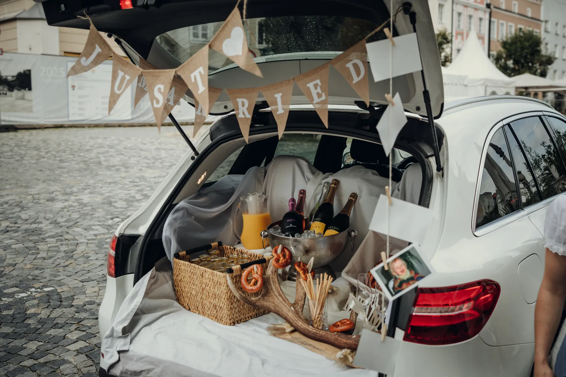 Bayerischer Sektempfang mit Brezen und Obatzter nach der Hochzeit in Burghausen