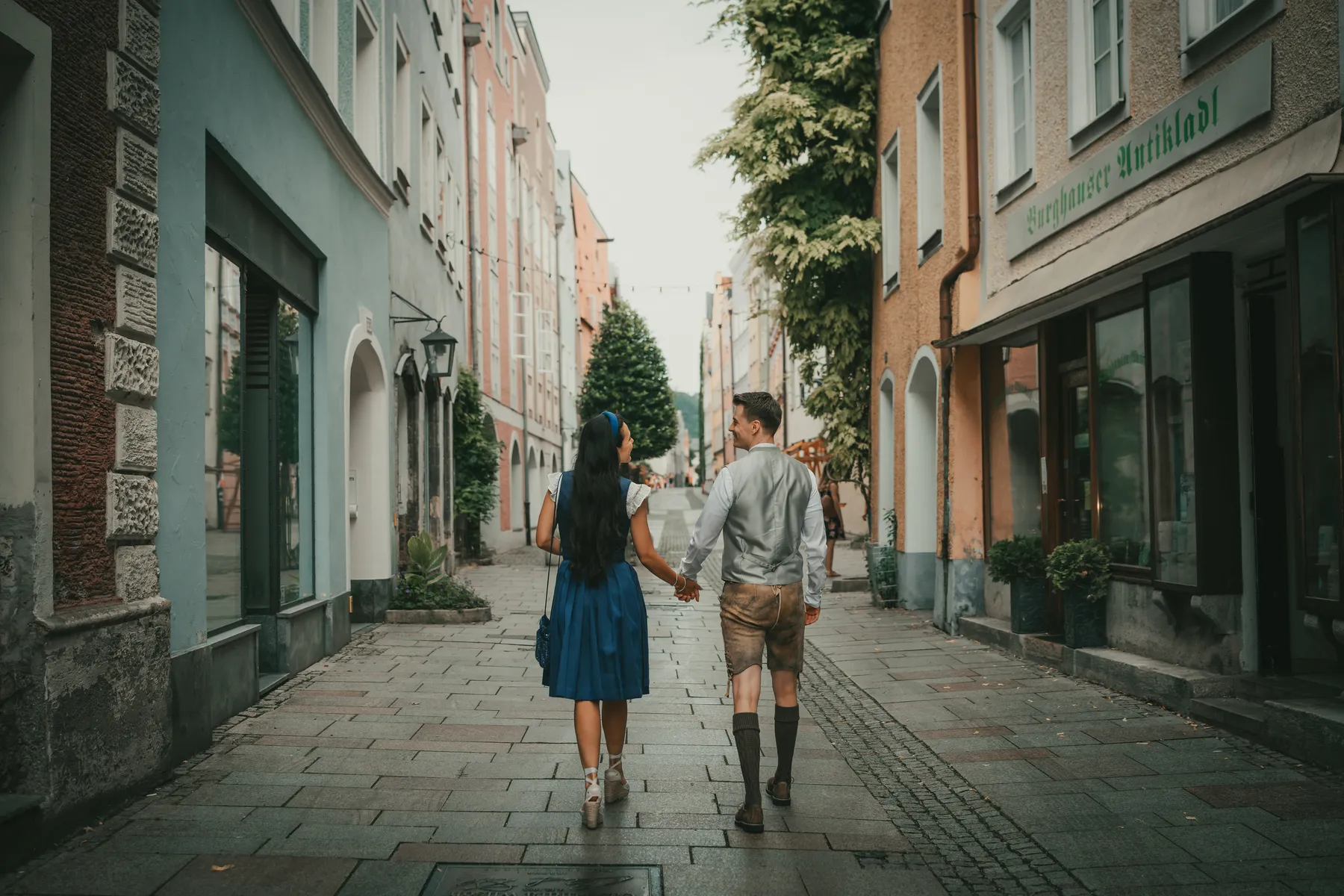 Brautpaar beim Spaziergang durch die historische Altstadt Burghausen