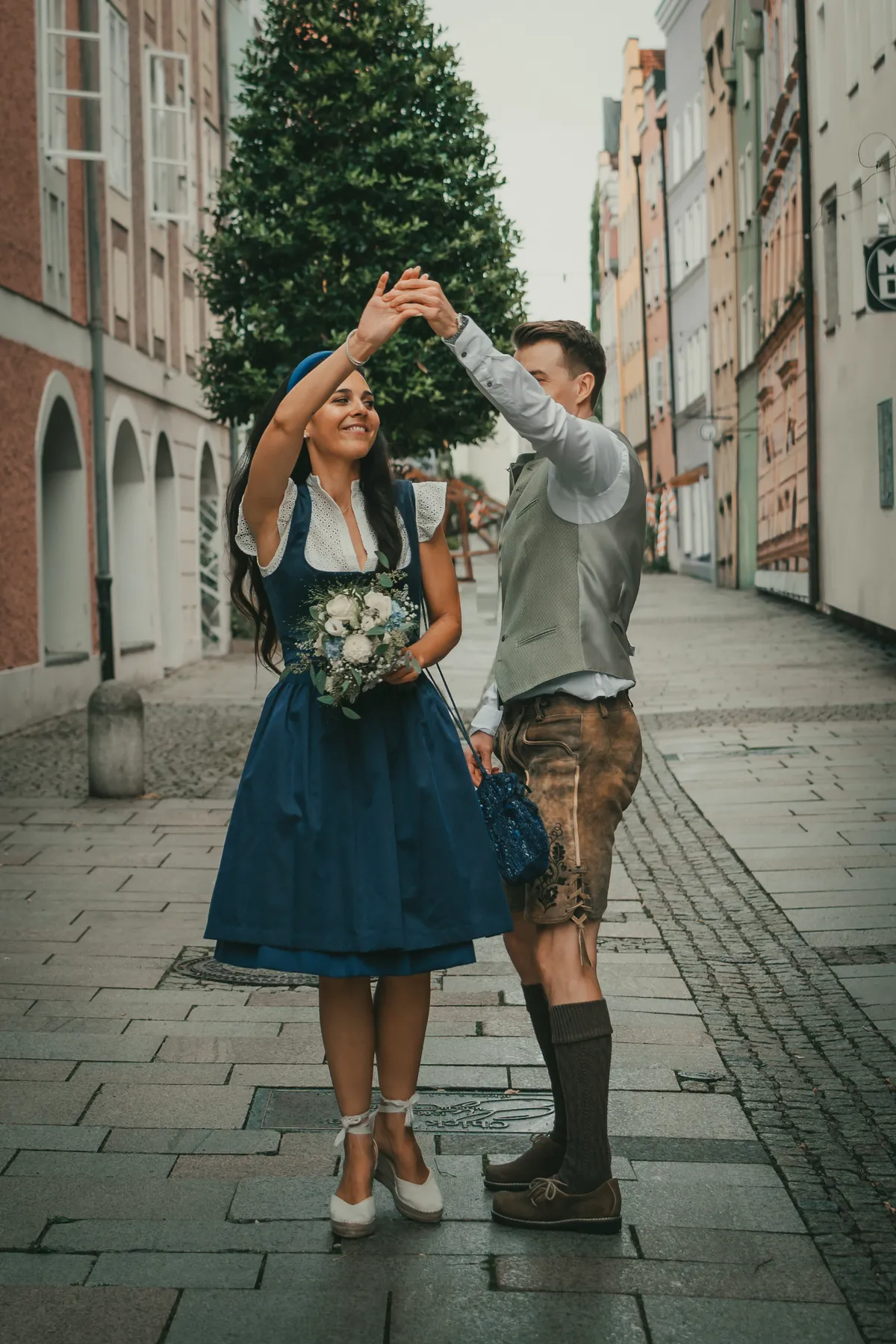 Brautpaar tanzt in der Gasse In den Grüben in Burghausen