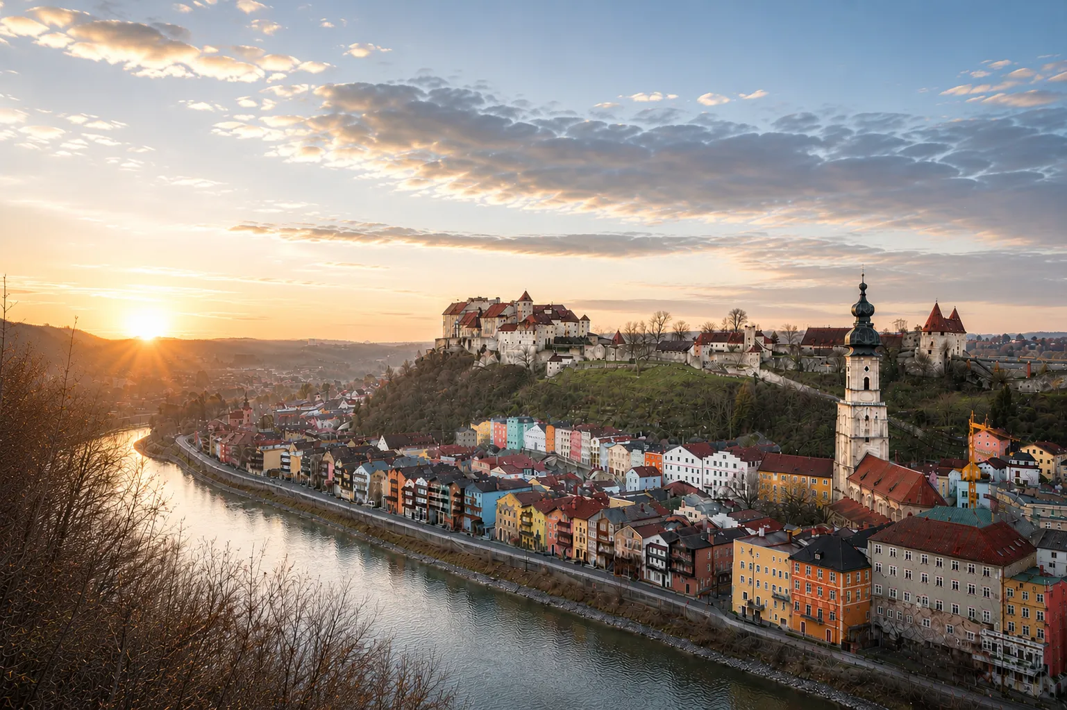 Sonnenaufgang über Burghausen mit Altstadt, Salzach und der längsten Burg der Welt