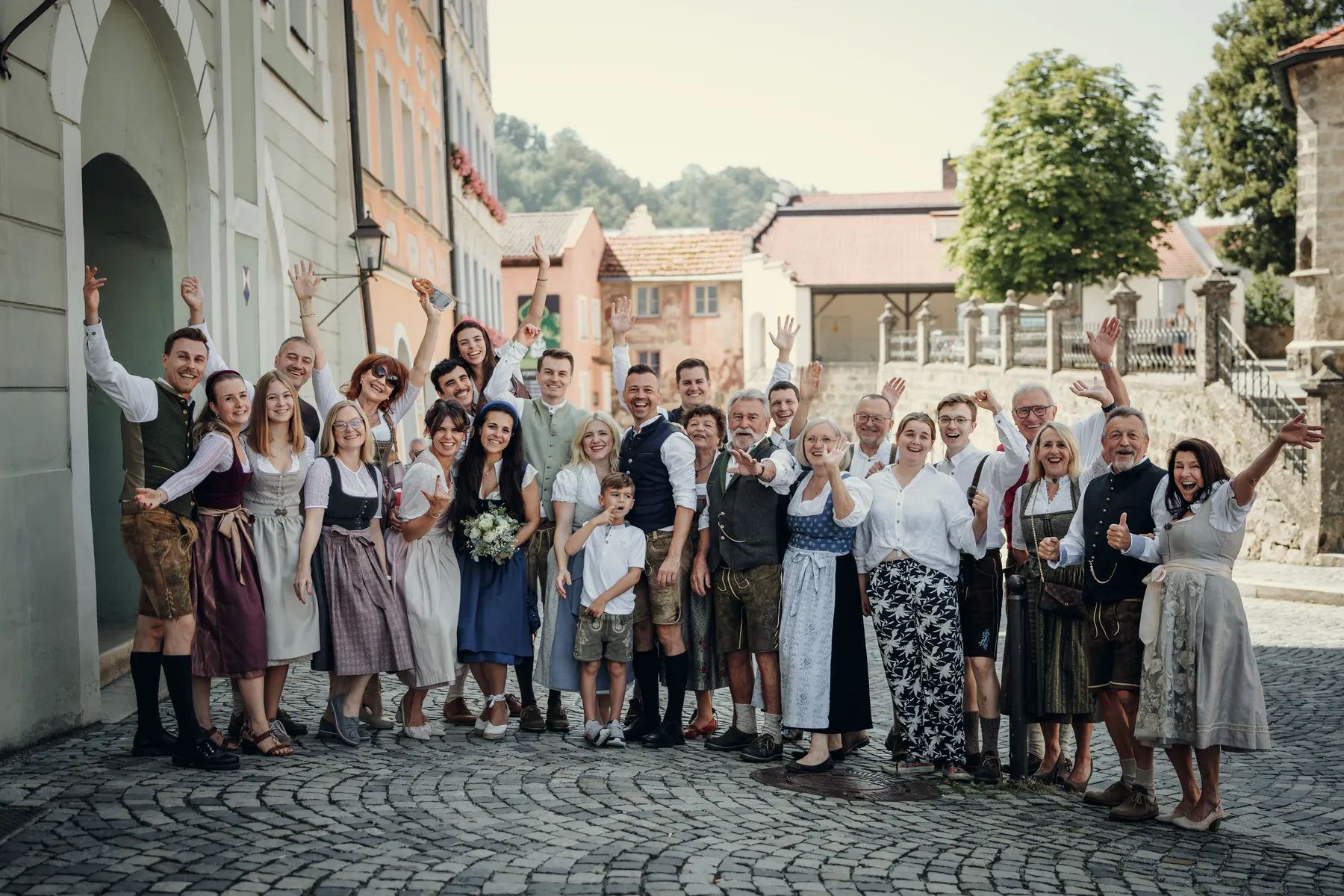 Gruppenbild der Hochzeitsgesellschaft vor dem Standesamt Burghausen