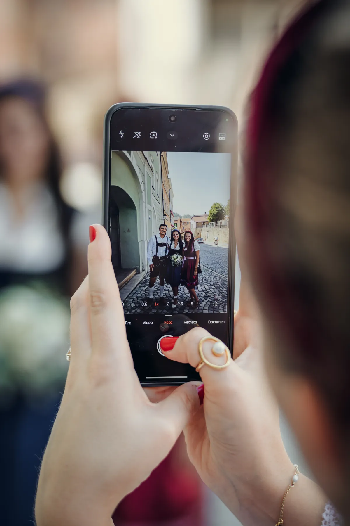 Gast hält einen Hochzeitsmoment in Burghausen mit dem Smartphone fest