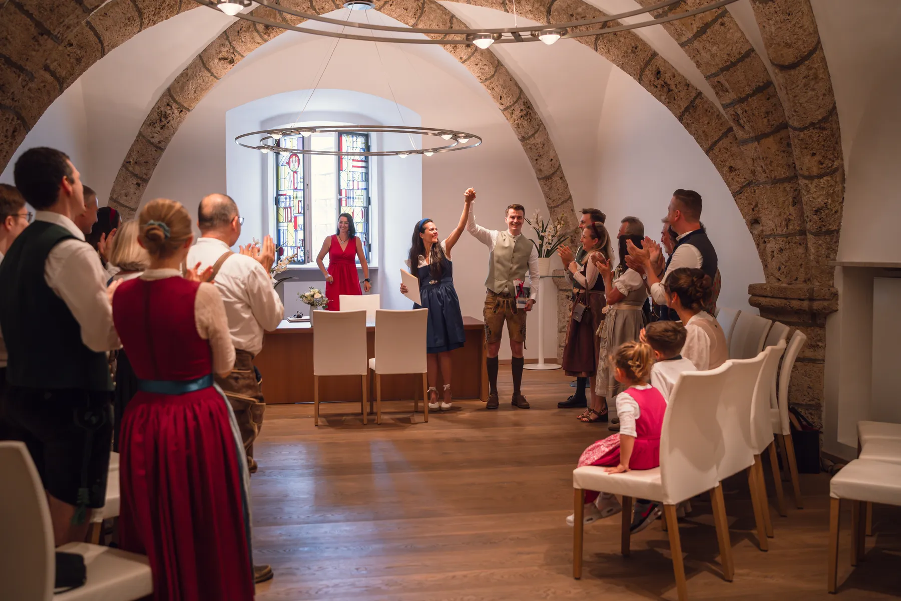 Brautpaar beim Ja-Wort im historischen Standesamt Burghausen