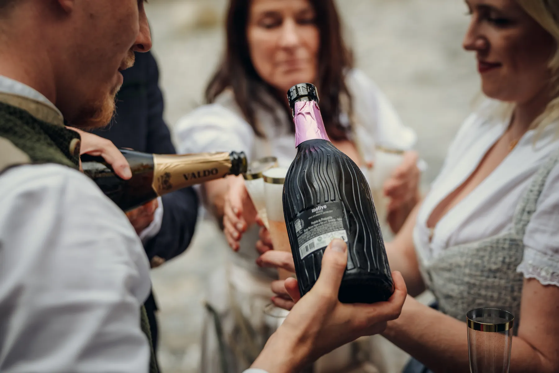Hochzeitsgäste stoßen mit Sekt in Burghausen an