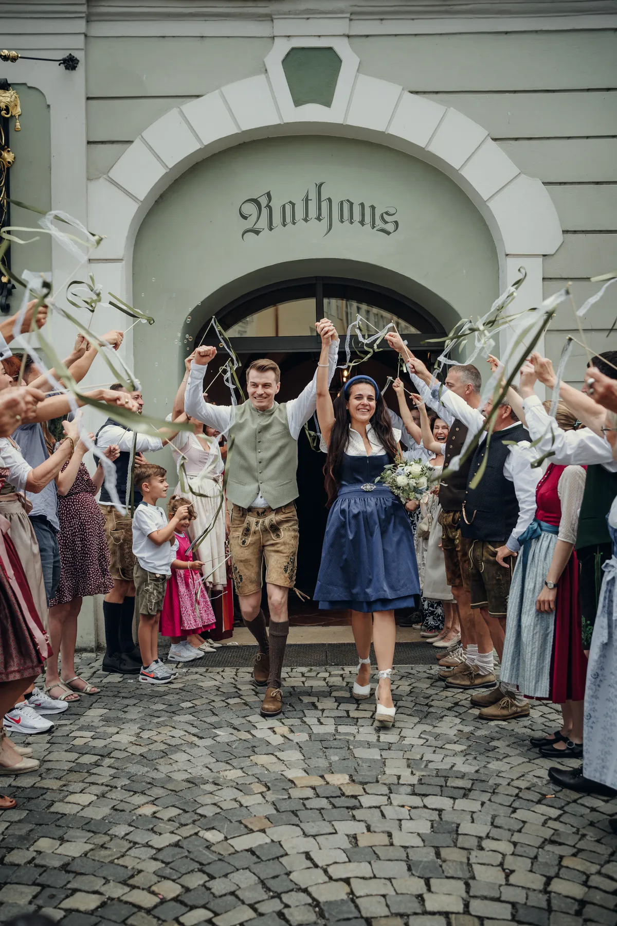Brautpaar beim Auszug durch das Spalier vor dem Standesamt Burghausen