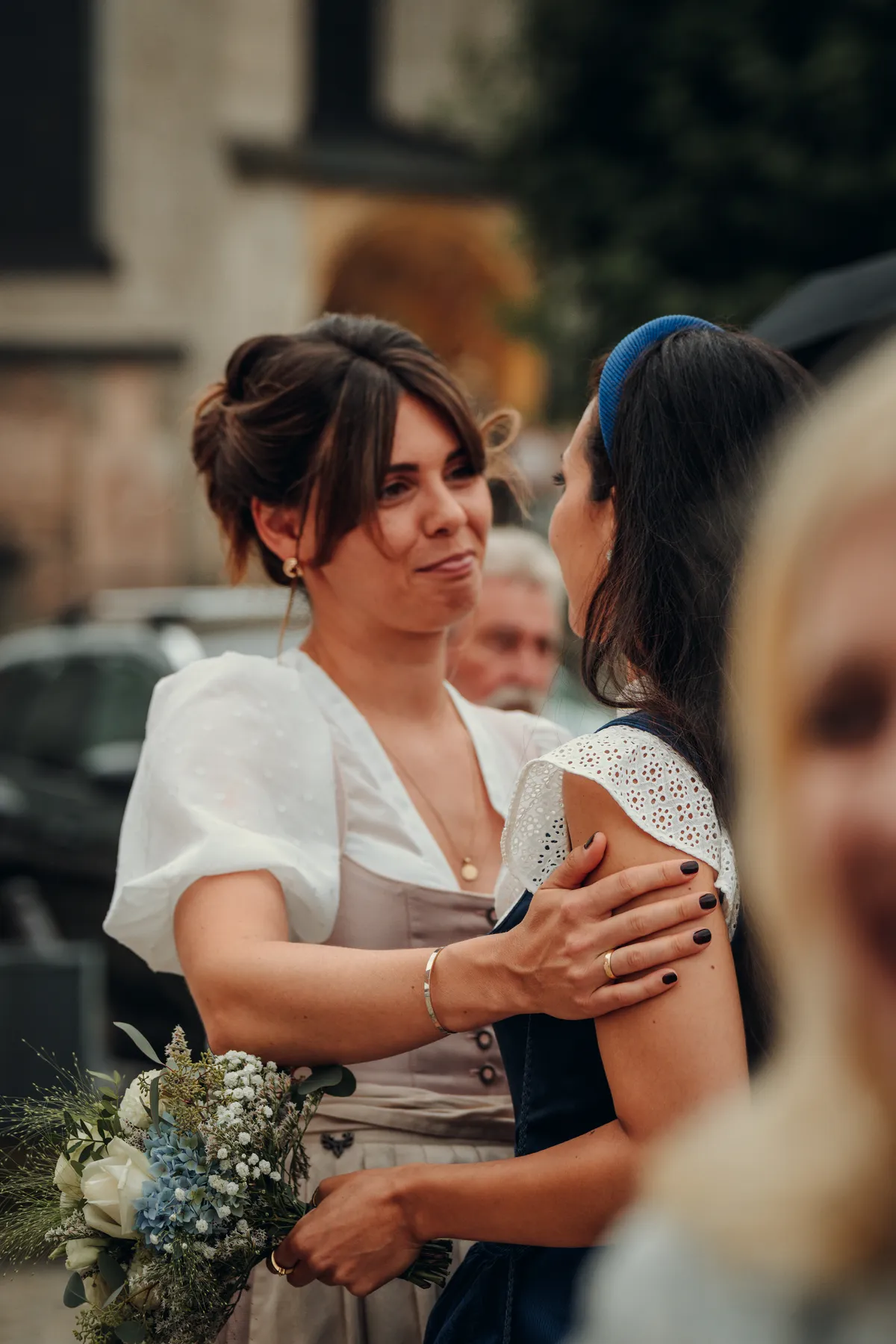 Emotionale Umarmung nach der Hochzeit in Burghausen