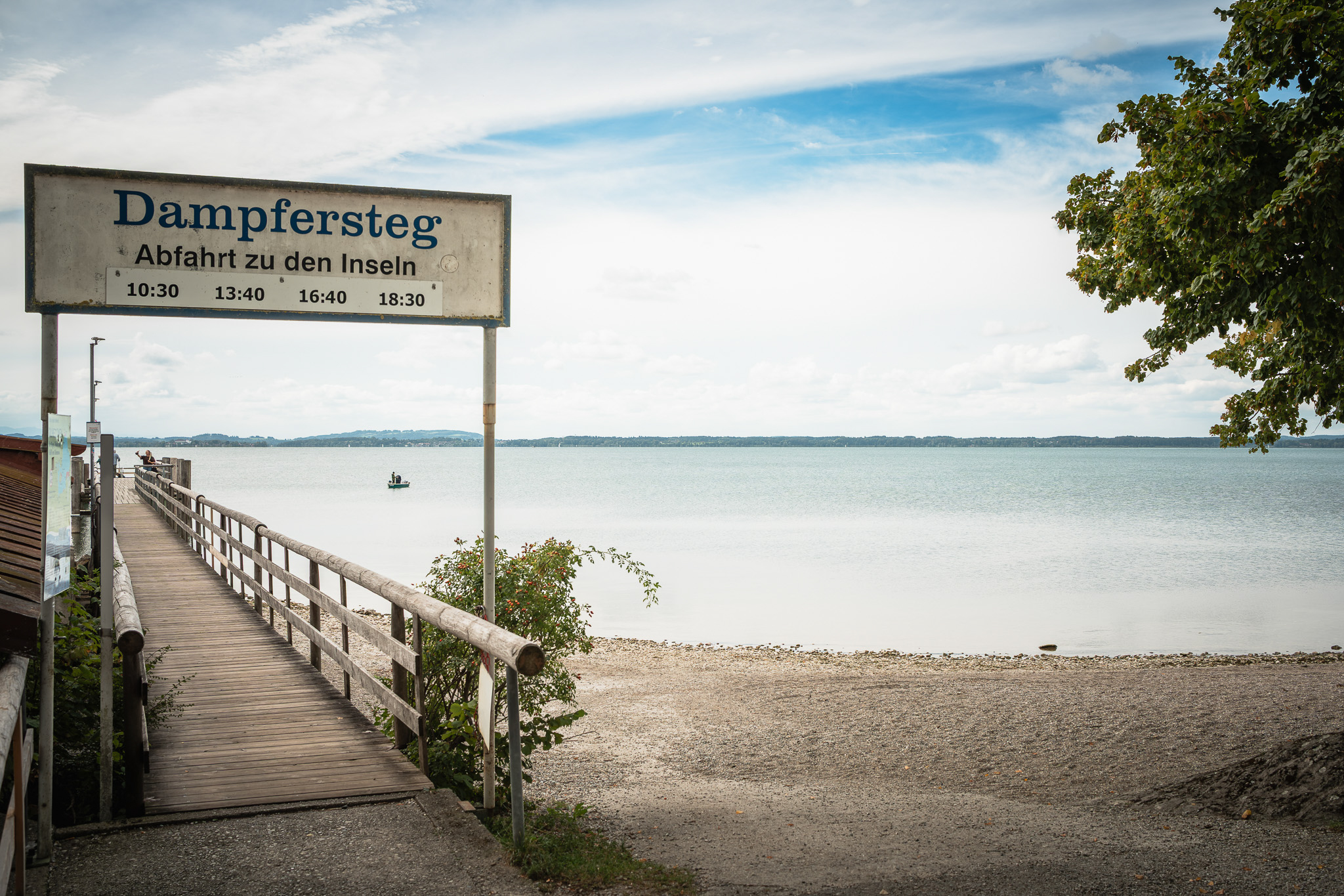 Dampfersteg in Chieming mit Blick über den Chiemsee, das Bayerische Meer