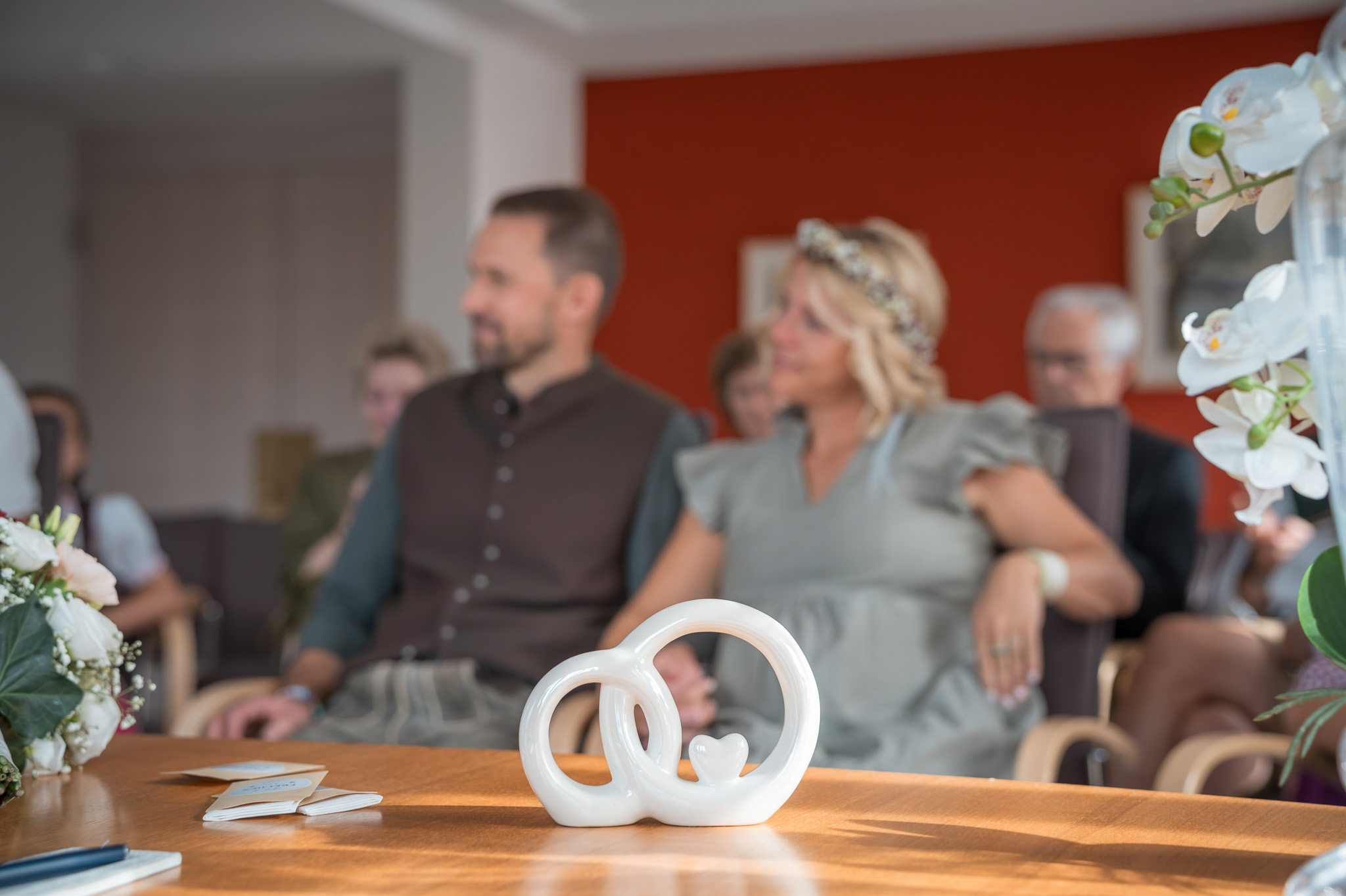 Frisch vermähltes Brautpaar sitzt glücklich nach dem Ringtausch im Trauzimmer in Chieming