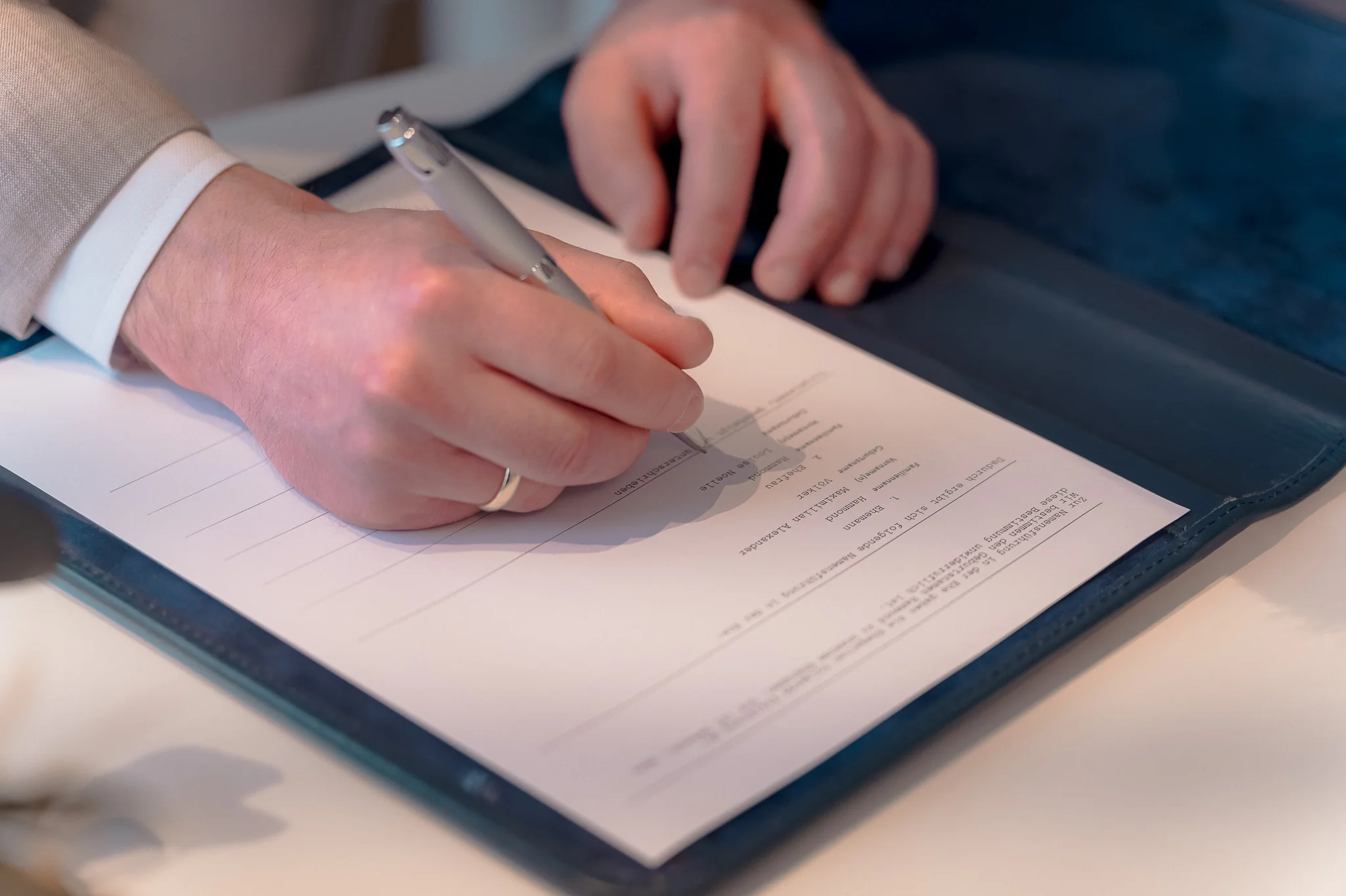 Bräutigam unterschreibt die Heiratsurkunde im Standesamt Gräfelfing