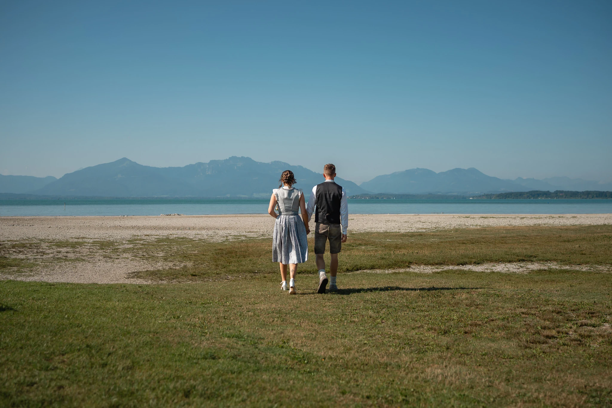 Brautpaar nach der standesamtlichen Hochzeit in Seebruck am Chiemsee mit Alpenpanorama
