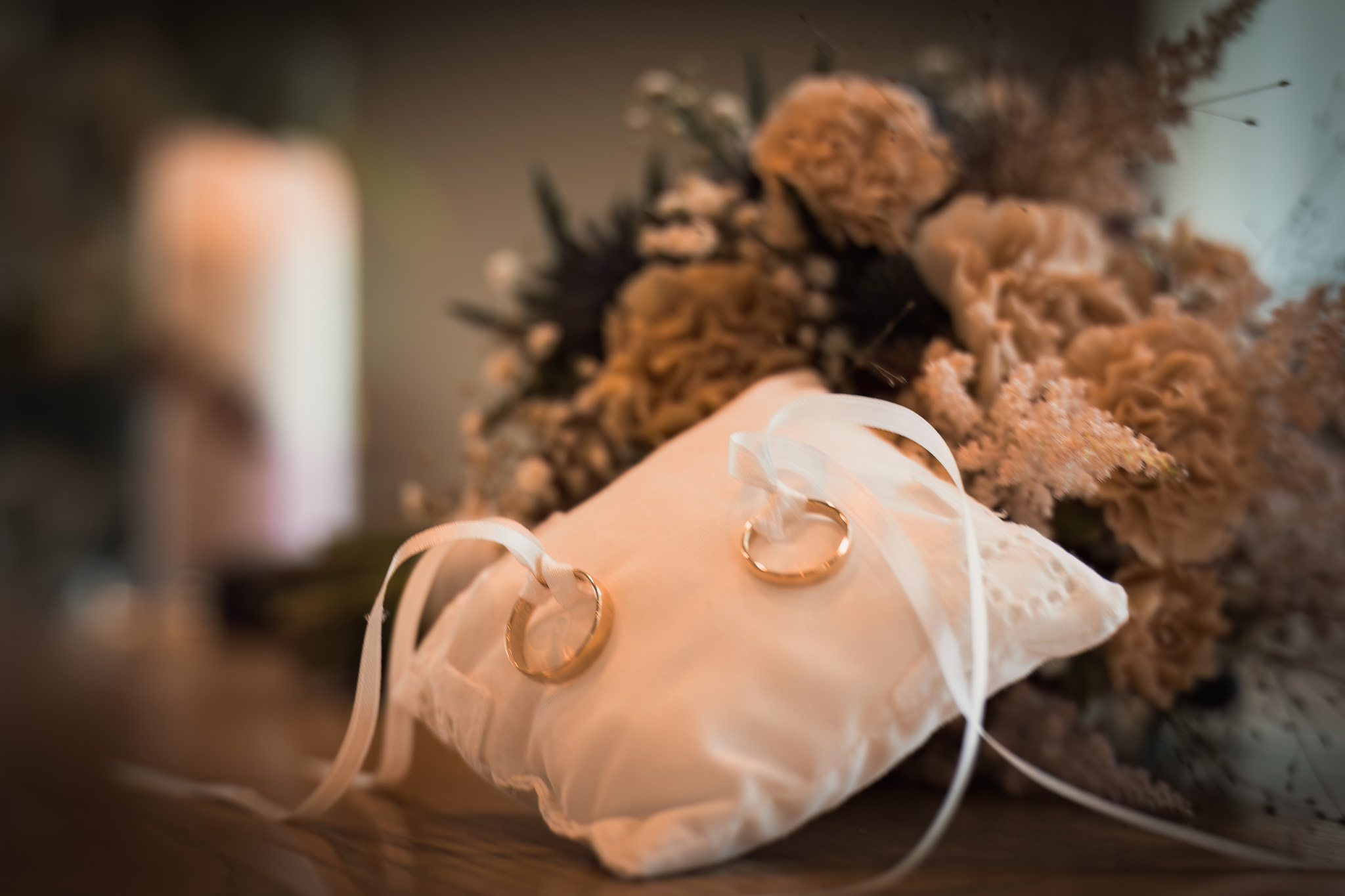 Eheringe auf einem hellen Ringkissen bei einer Hochzeit im Standesamt Teisendorf
