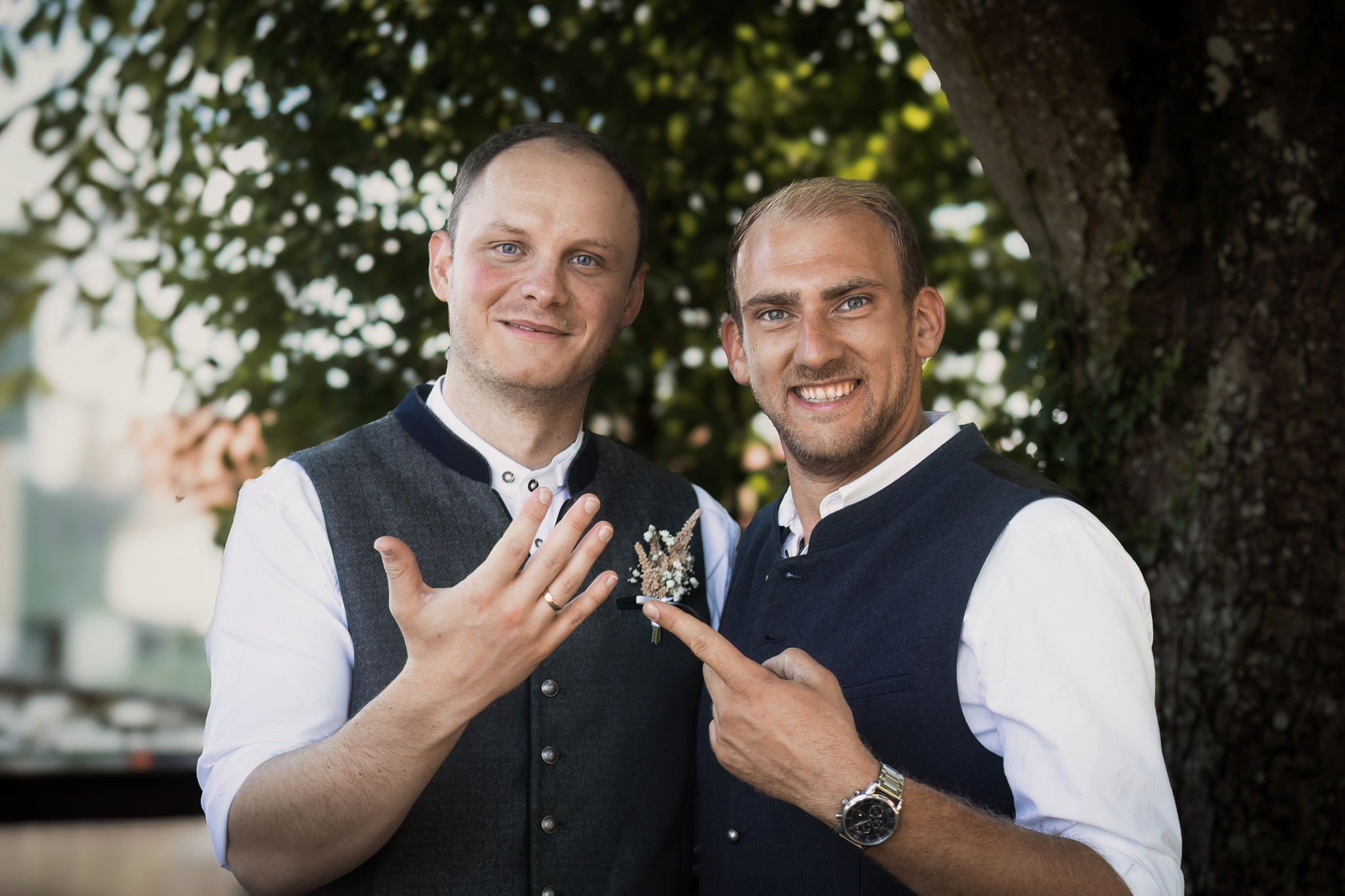 Fröhlicher Moment nach der standesamtlichen Hochzeit in Teisendorf