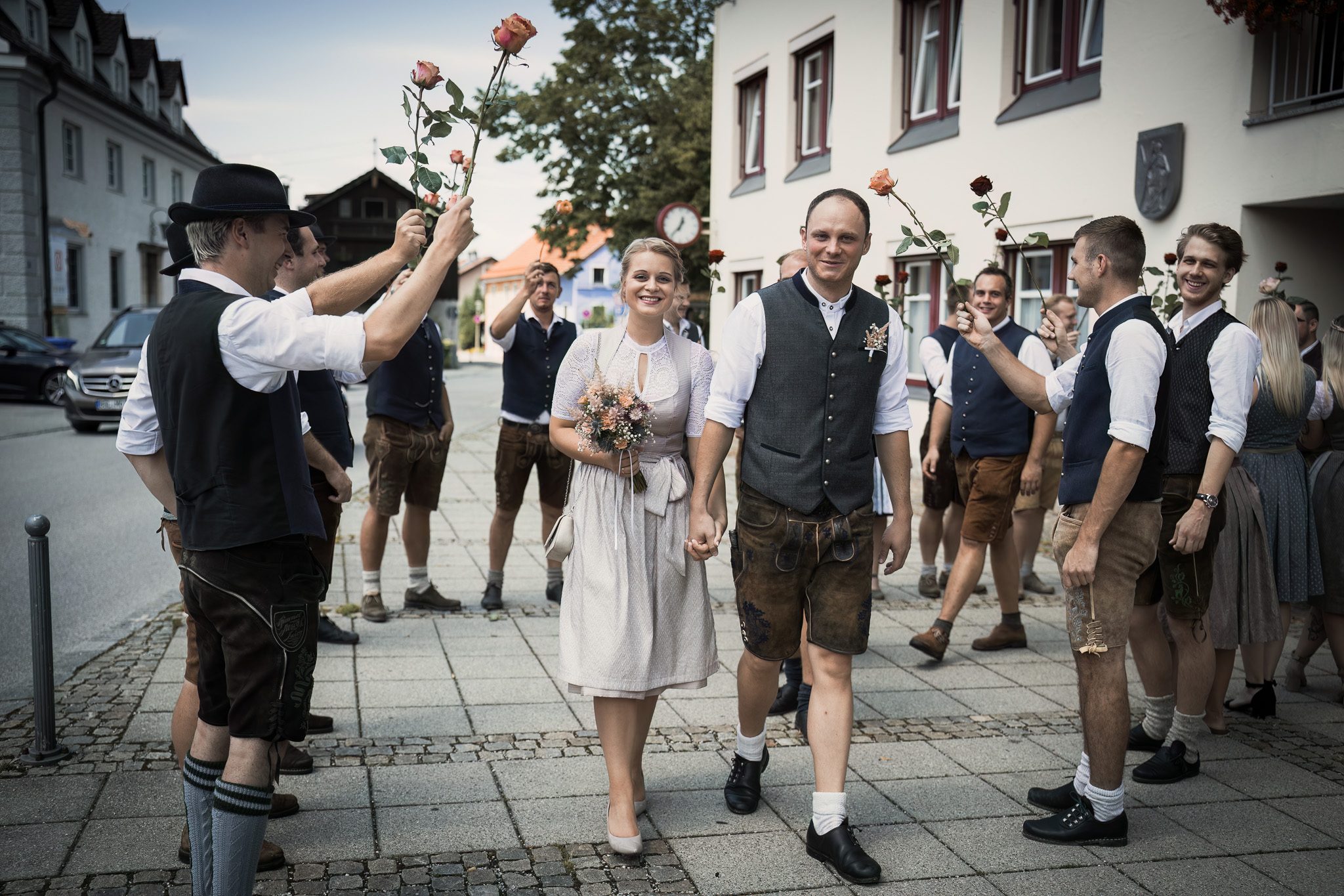 Hochzeitsspalier mit Rosen vor dem Standesamt Teisendorf