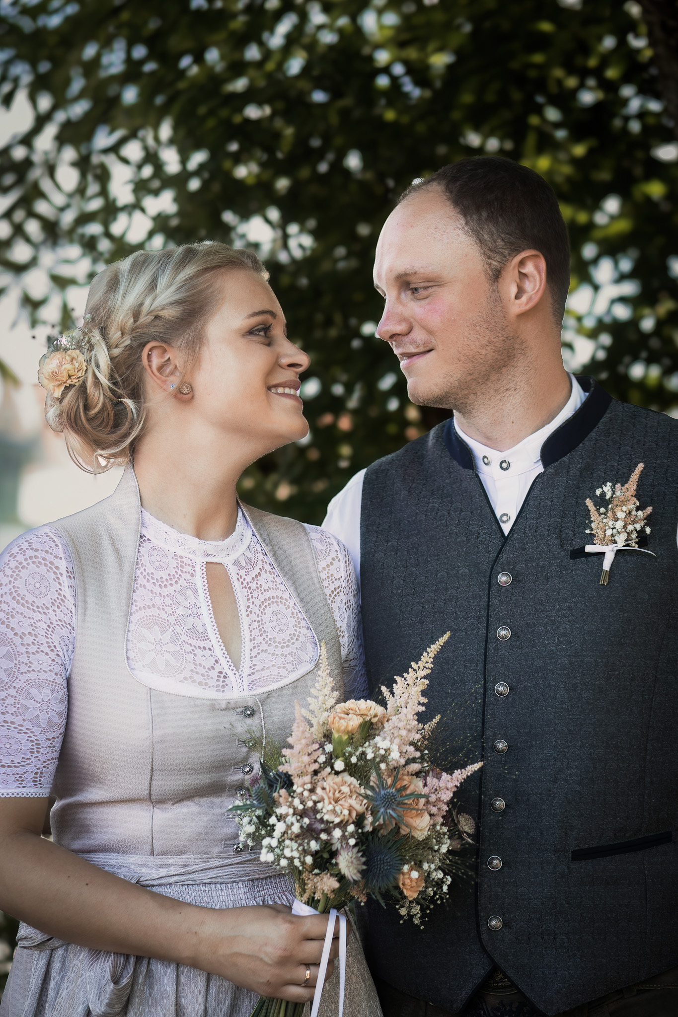 Natürliches Hochzeitsporträt des Brautpaares nach der Trauung in Teisendorf