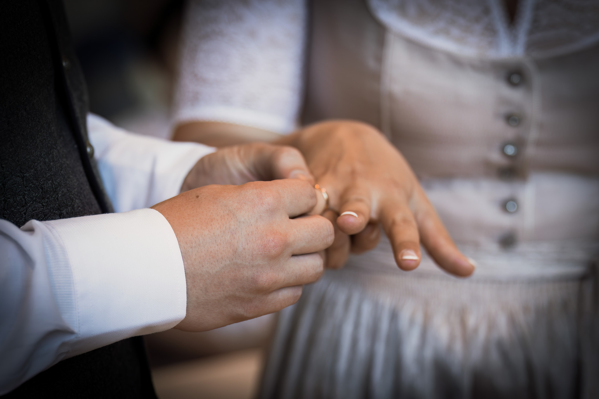 Ringtausch bei einer standesamtlichen Hochzeit im Rathaus Teisendorf