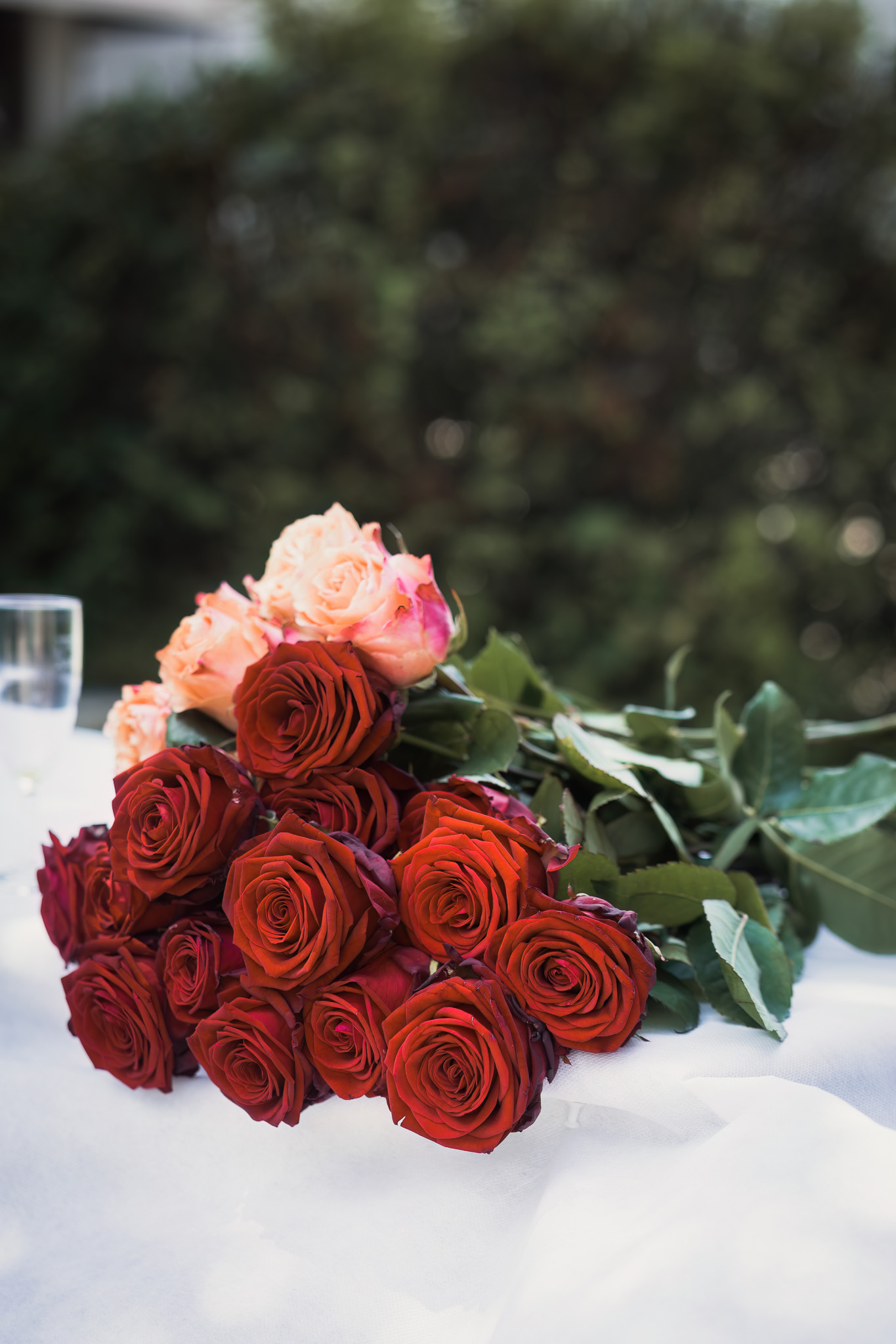 Roter Rosenstrauß bei einer standesamtlichen Hochzeit in Teisendorf