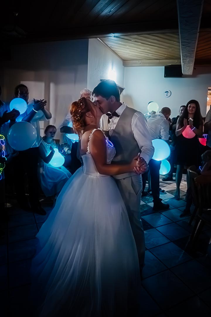 Braut auf der Tanzfläche bei der späten Hochzeitsparty im Weinstüberl in Pietling
