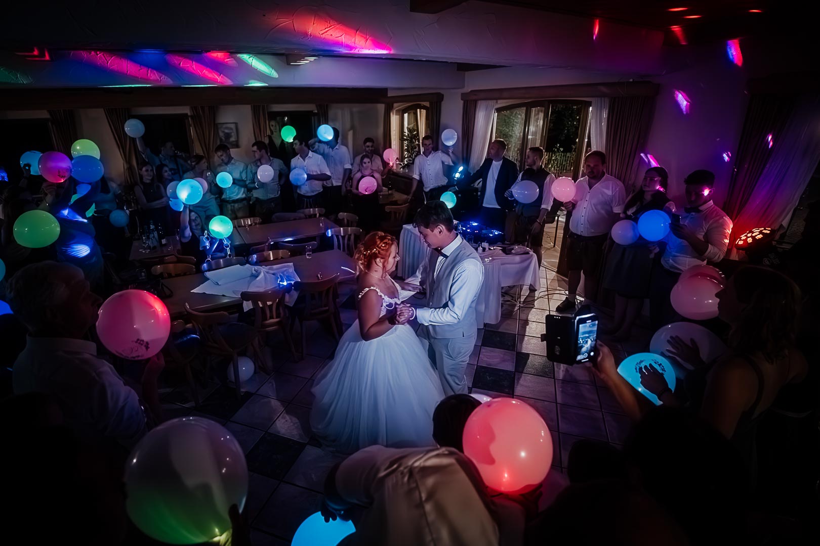 Bunte Leuchtballons bei der Hochzeitsparty im Weinstüberl in Pietling
