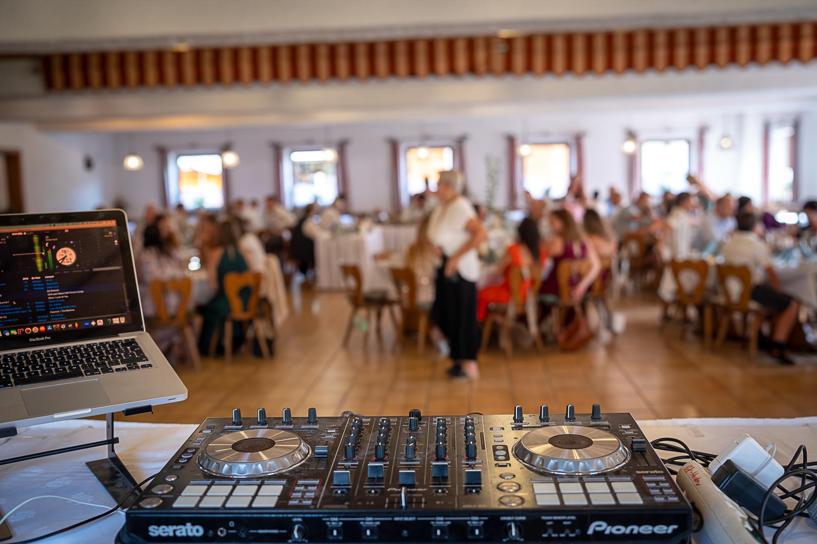 Festsaal mit DJ-Technik bei einer Hochzeitsfeier beim Wirt Gruber in Pietling