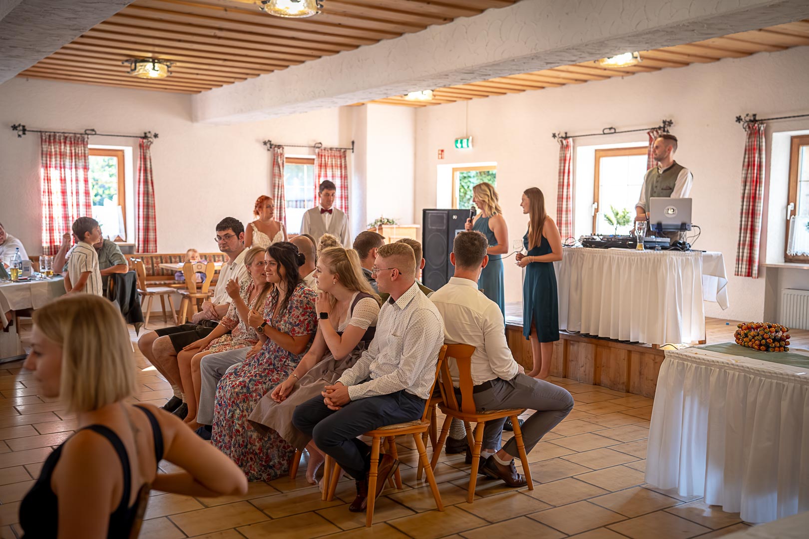 Hochzeitsgäste bei einem Hochzeitsspiel im Festsaal beim Wirt Gruber in Pietling