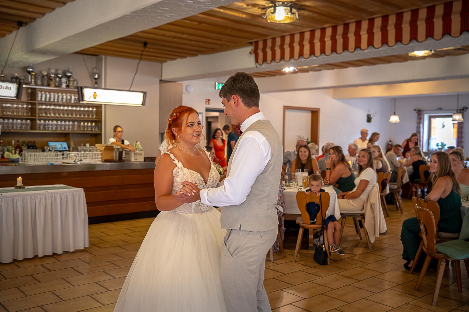 Brautpaar beim Hochzeitstanz im Festsaal beim Wirt Gruber in Pietling
