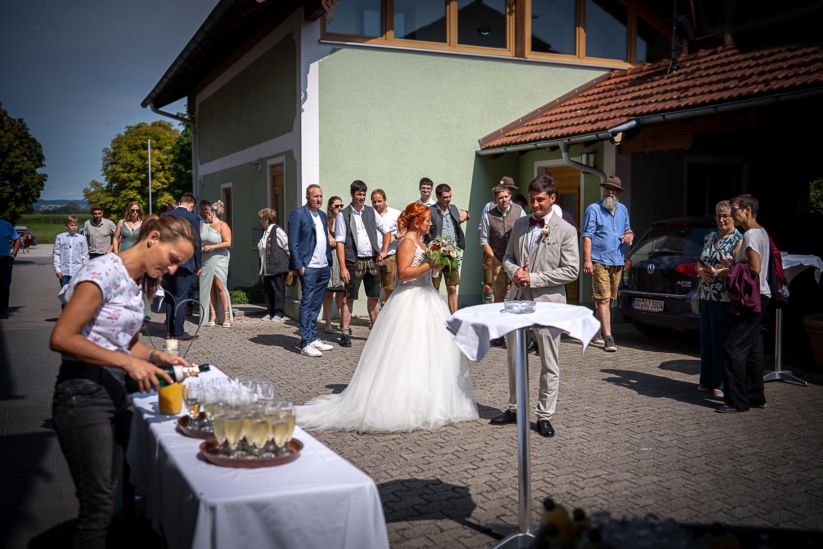 Sektempfang und Begrüßung der Hochzeitsgäste auf dem großzügigen Vorplatz beim Wirt Gruber in Pietling