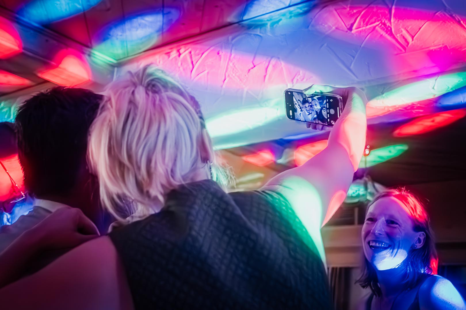 Bunte Partybeleuchtung im Weinstüberl beim Wirt Gruber in Pietling
