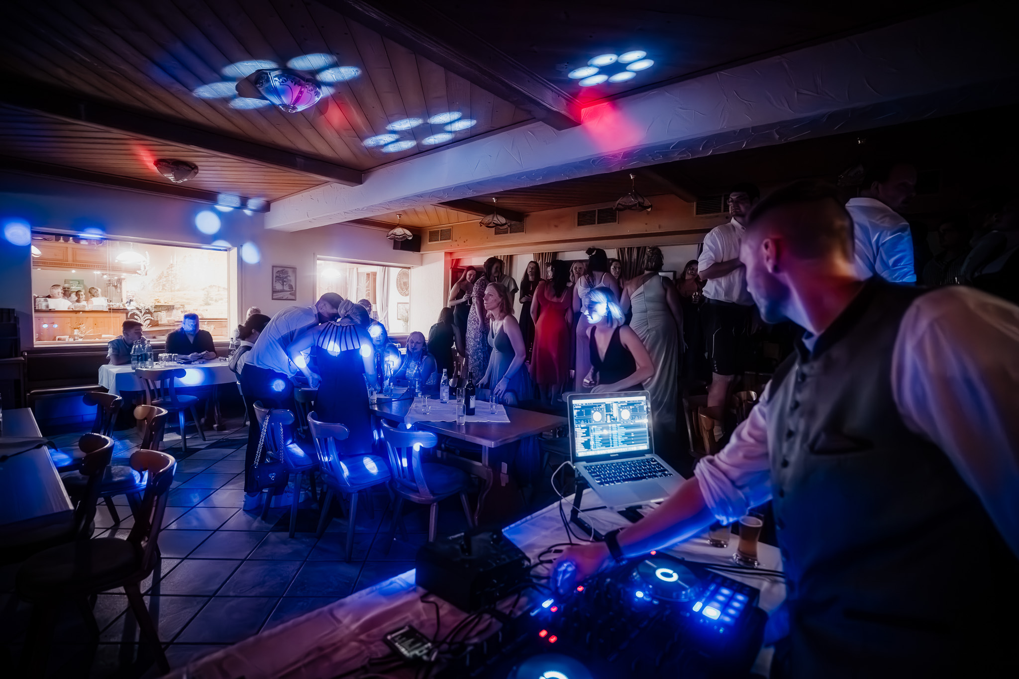Der DJ sorgt mit Musik und farbigem Licht für Partystimmung im Weinstüberl.