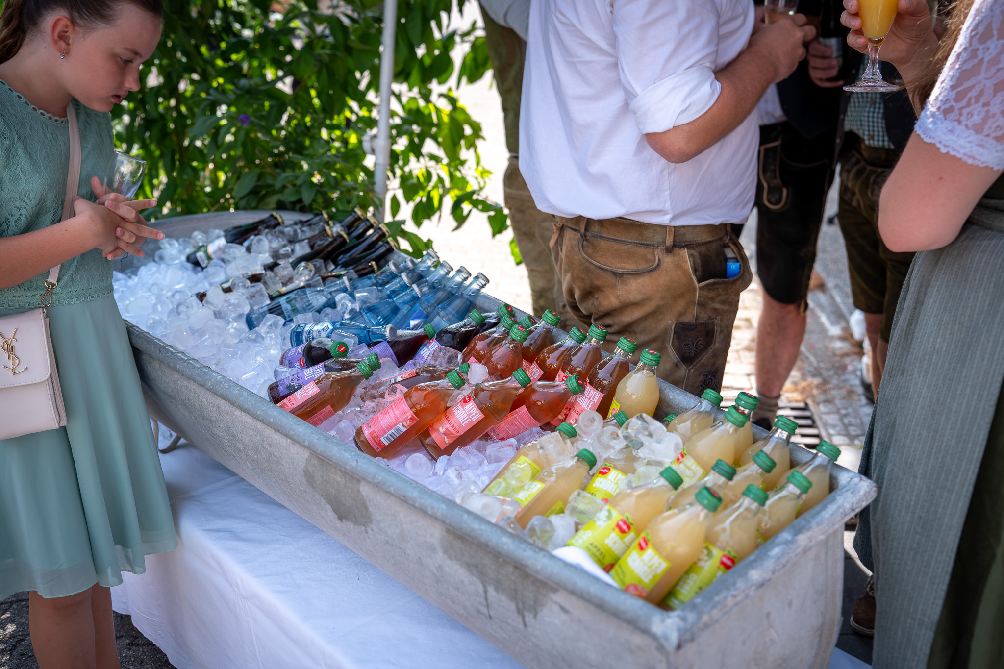 Ein großer Eisendrog mit reichlich Eis hält beim Sektempfang verschiedene Getränke für die Gäste kühl.