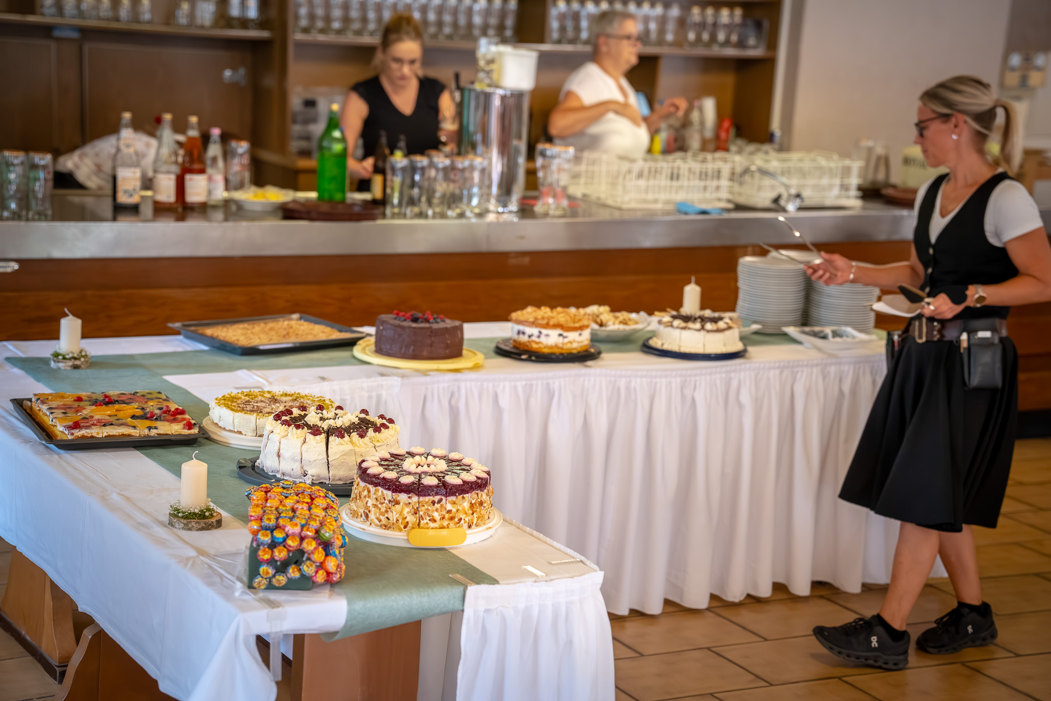 Die Kellnerinnen haben das Kuchenbuffet für die Hochzeitsgesellschaft angerichtet.
