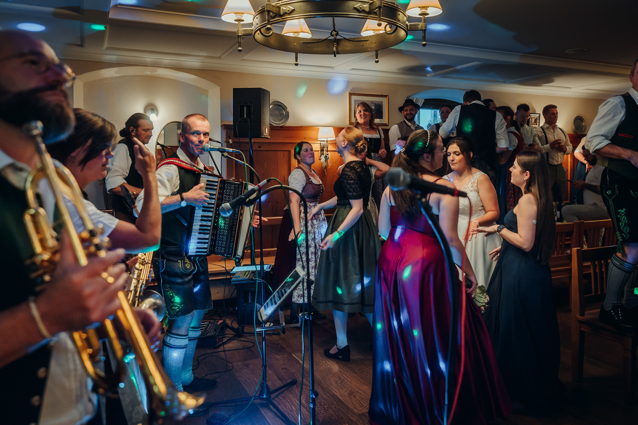 Beim bekannten Lied „Bob fahren“ machen die Gäste begeistert bei der Hochzeitsparty mit.