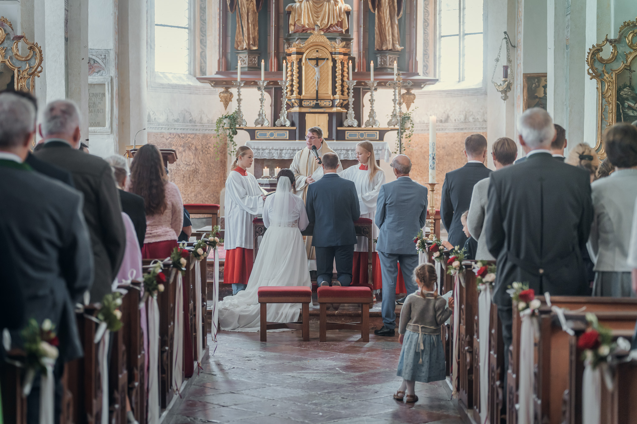 Das Brautpaar steht gemeinsam vor dem Altar der Klosterkirche Seeon.