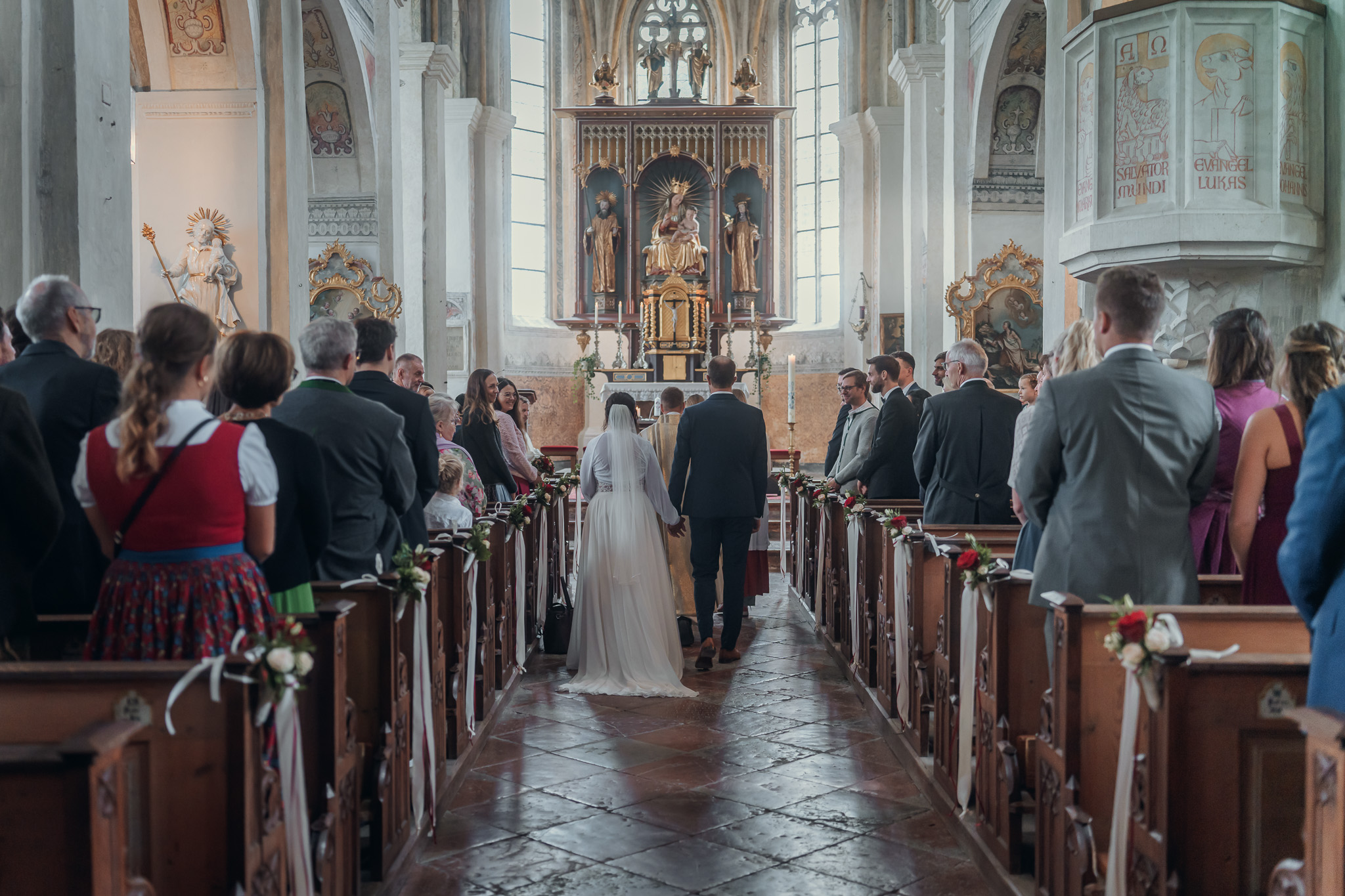 Feierlicher Einzug des Brautpaares in die voll besetzte Klosterkirche Seeon.
