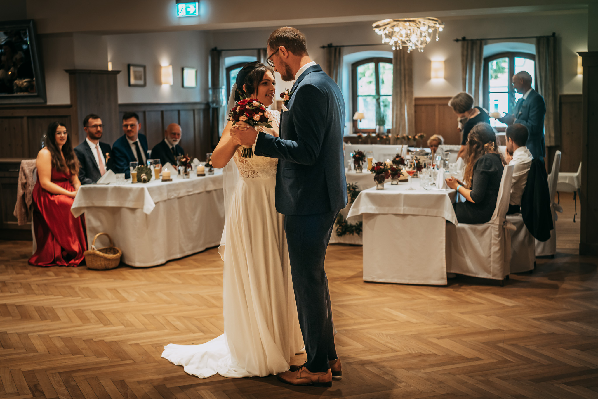 Braut und Bräutigam eröffnen mit ihrem Hochzeitstanz die Tanzfläche.