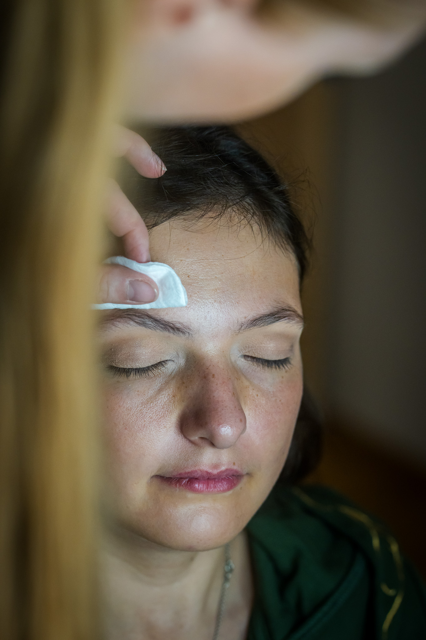 Nahaufnahme beim Getting Ready: Die Braut bekommt ihr Augen-Make-up für den Hochzeitstag.