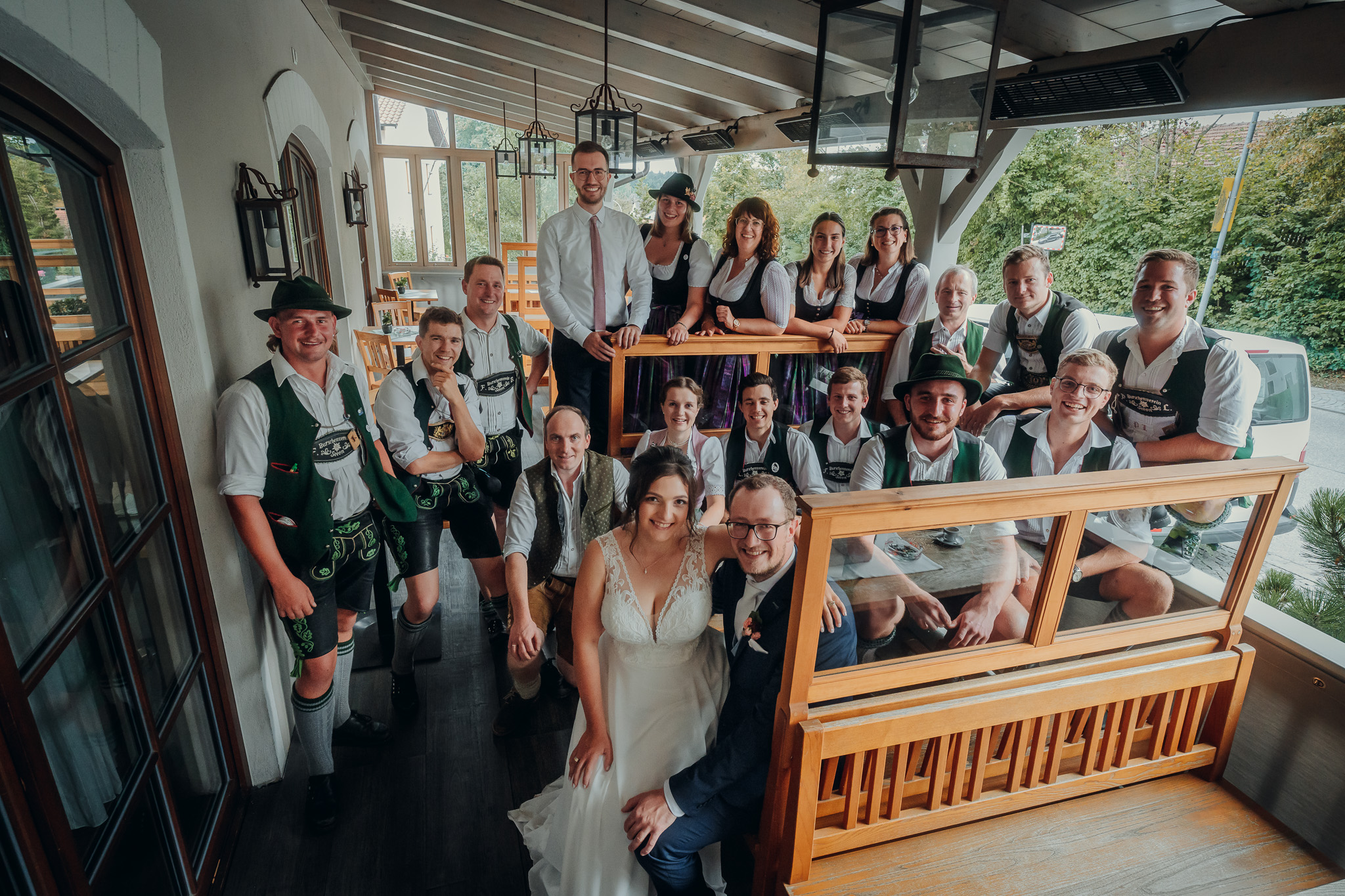 Kleines Gruppenfoto der Hochzeitsgesellschaft vor dem Wirtshaus.