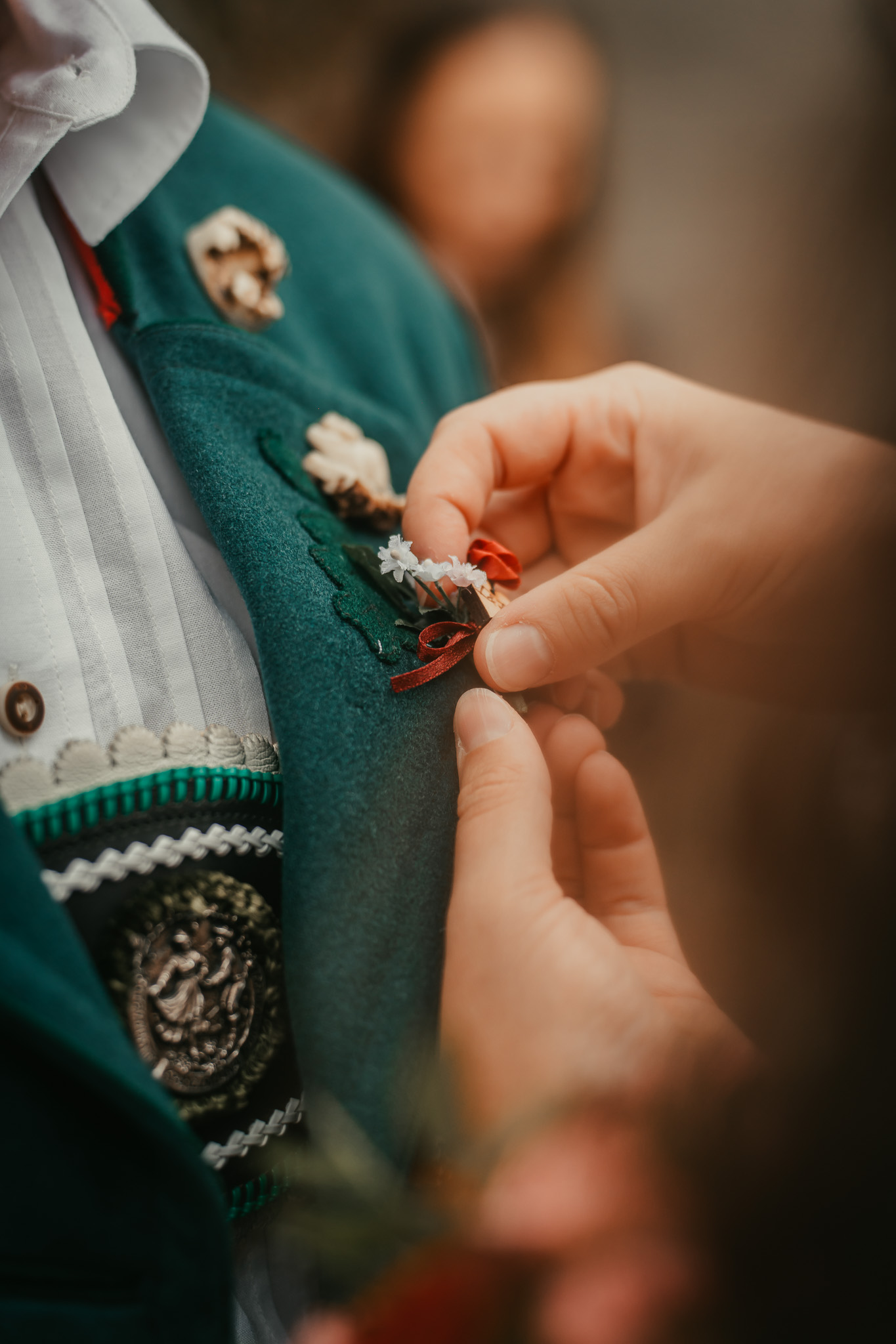 Detail eines Hochzeitsansteckers an traditioneller bayerischer Tracht.
