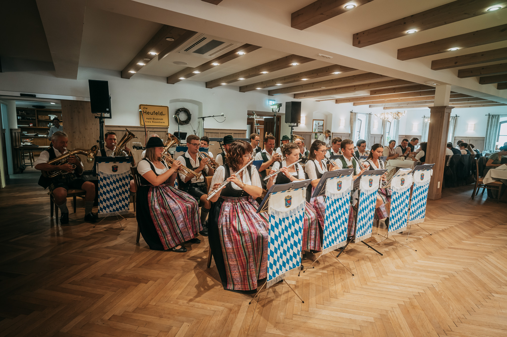 Die große Hochzeitsgesellschaft findet im festlich gedeckten Saal Platz.