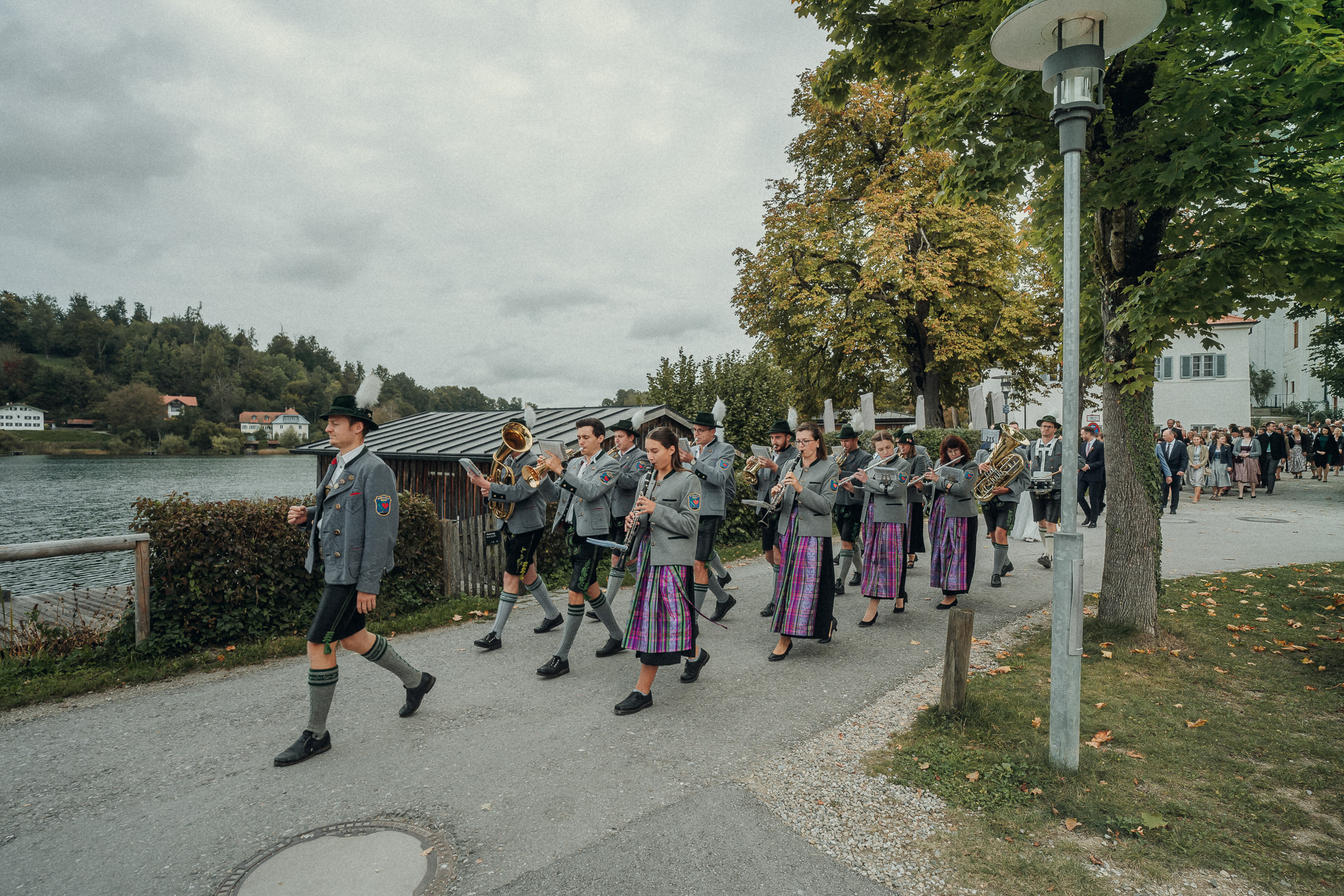 Die Hochzeitsgesellschaft versammelt sich nach der kirchlichen Trauung im Freien.