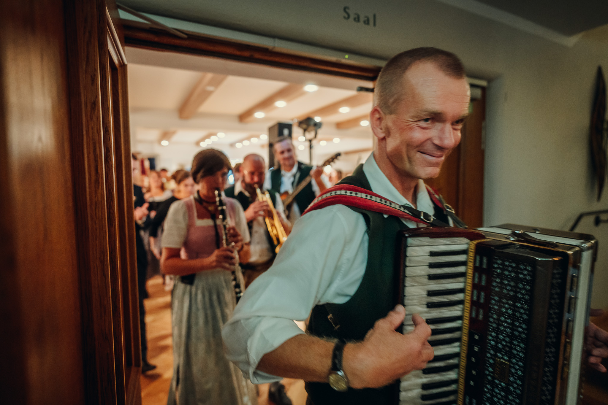 Ein Musiker begleitet das traditionelle Brautstehlen mit dem Akkordeon.