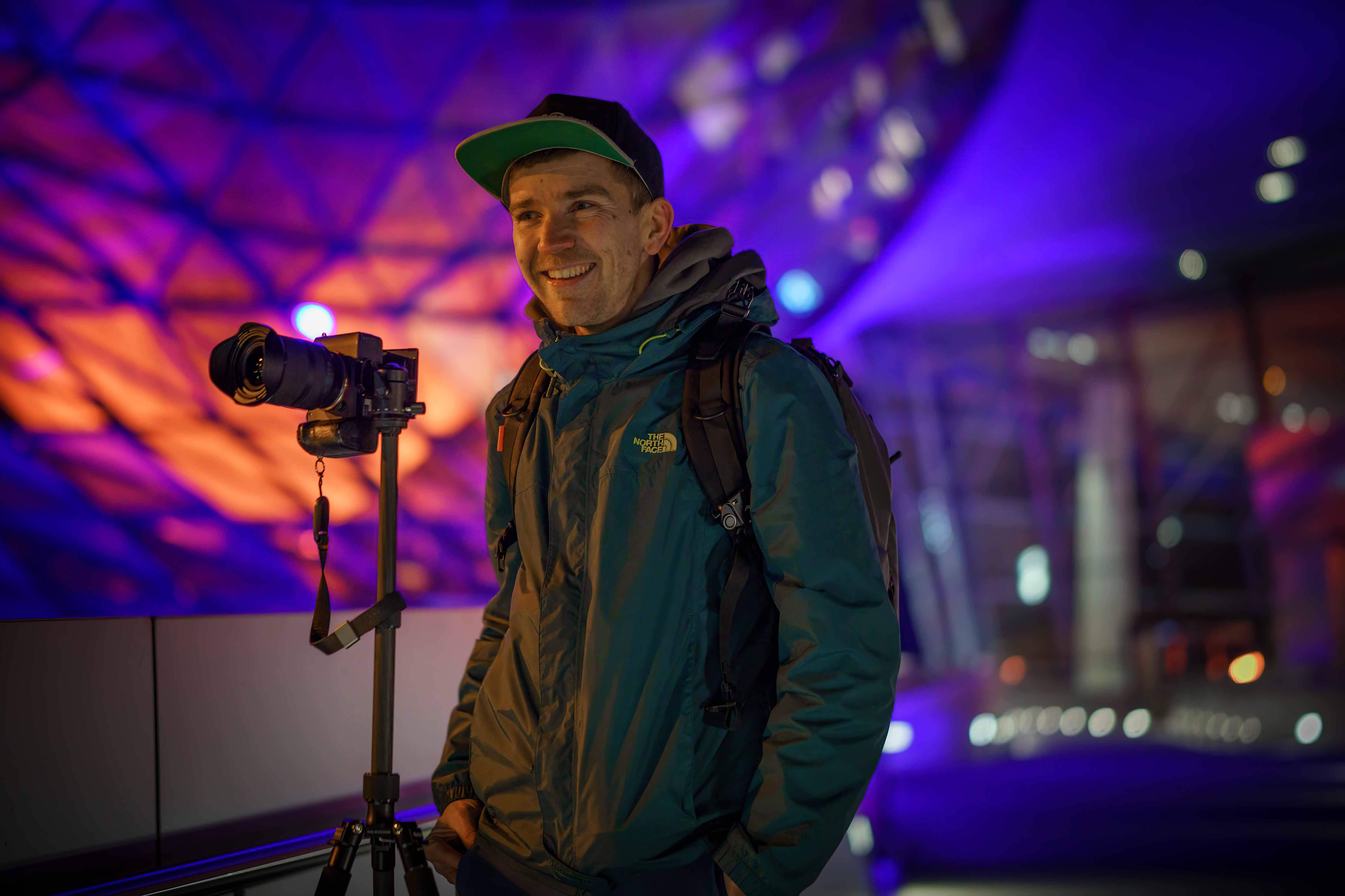Richard Schönlinner mit Kamera bei einer Fototour am BMW Museum in München