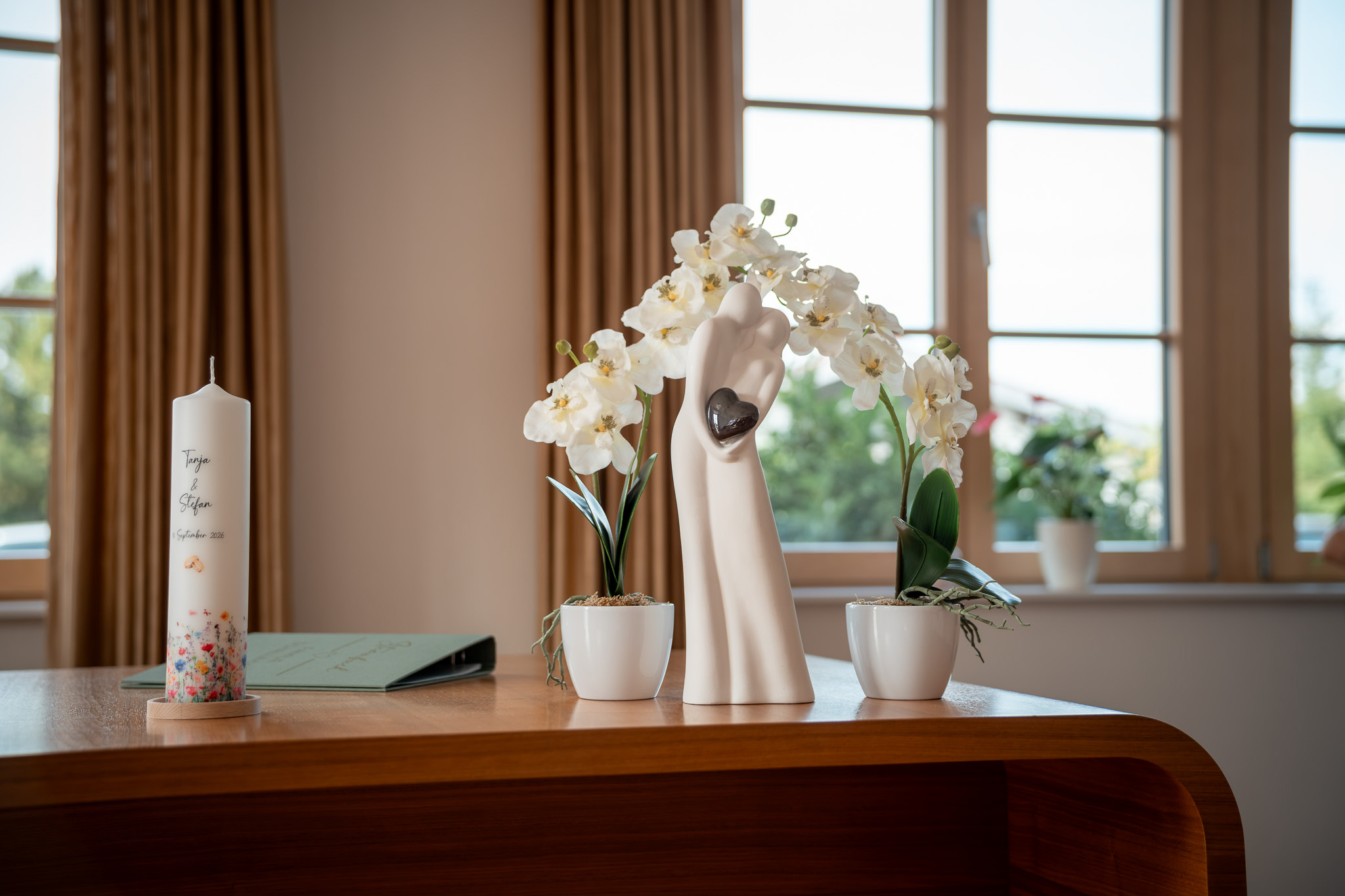 Trauzimmer im Standesamt Chieming mit Hochzeitskerze, Orchideen und Ring-Skulptur