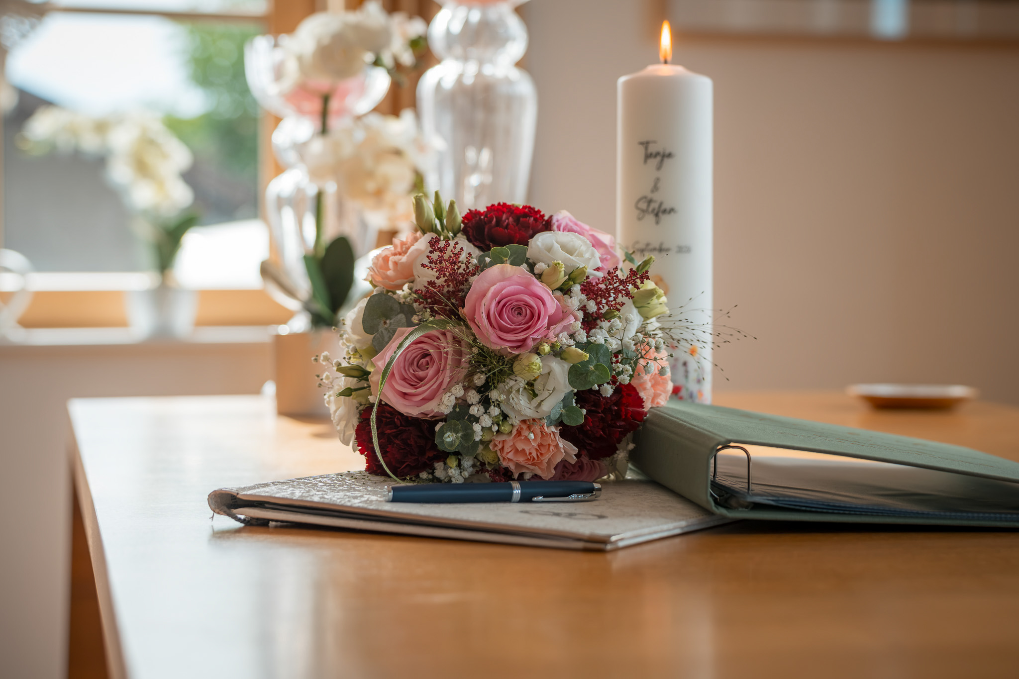 Brautstrauß und Hochzeitskerze im Standesamt Chieming Brautstrauß und Hochzeitskerze im Standesamt Chieming
