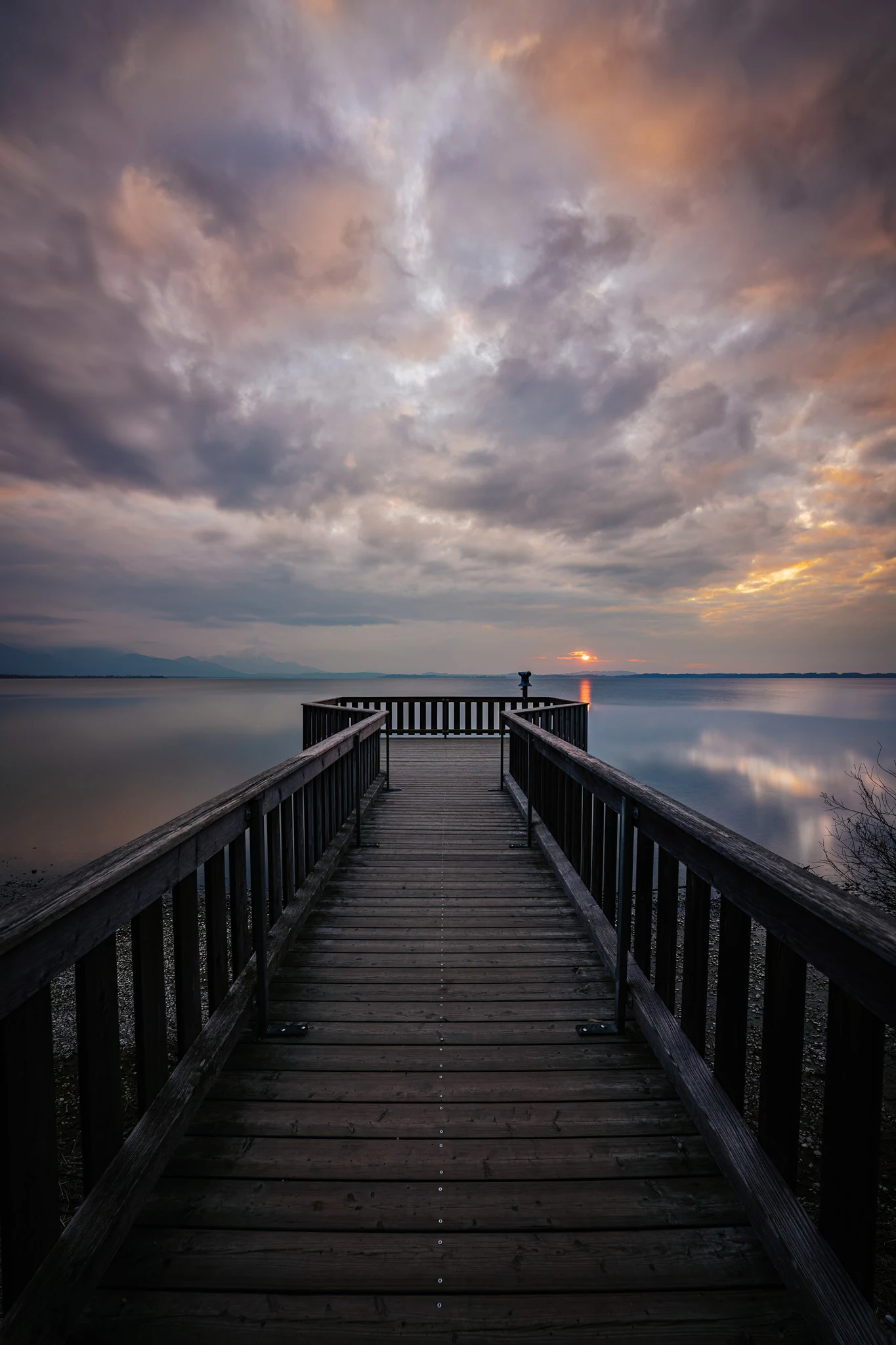 Goldenes Wolkenmeer über dem Chiemsee bei Chieming